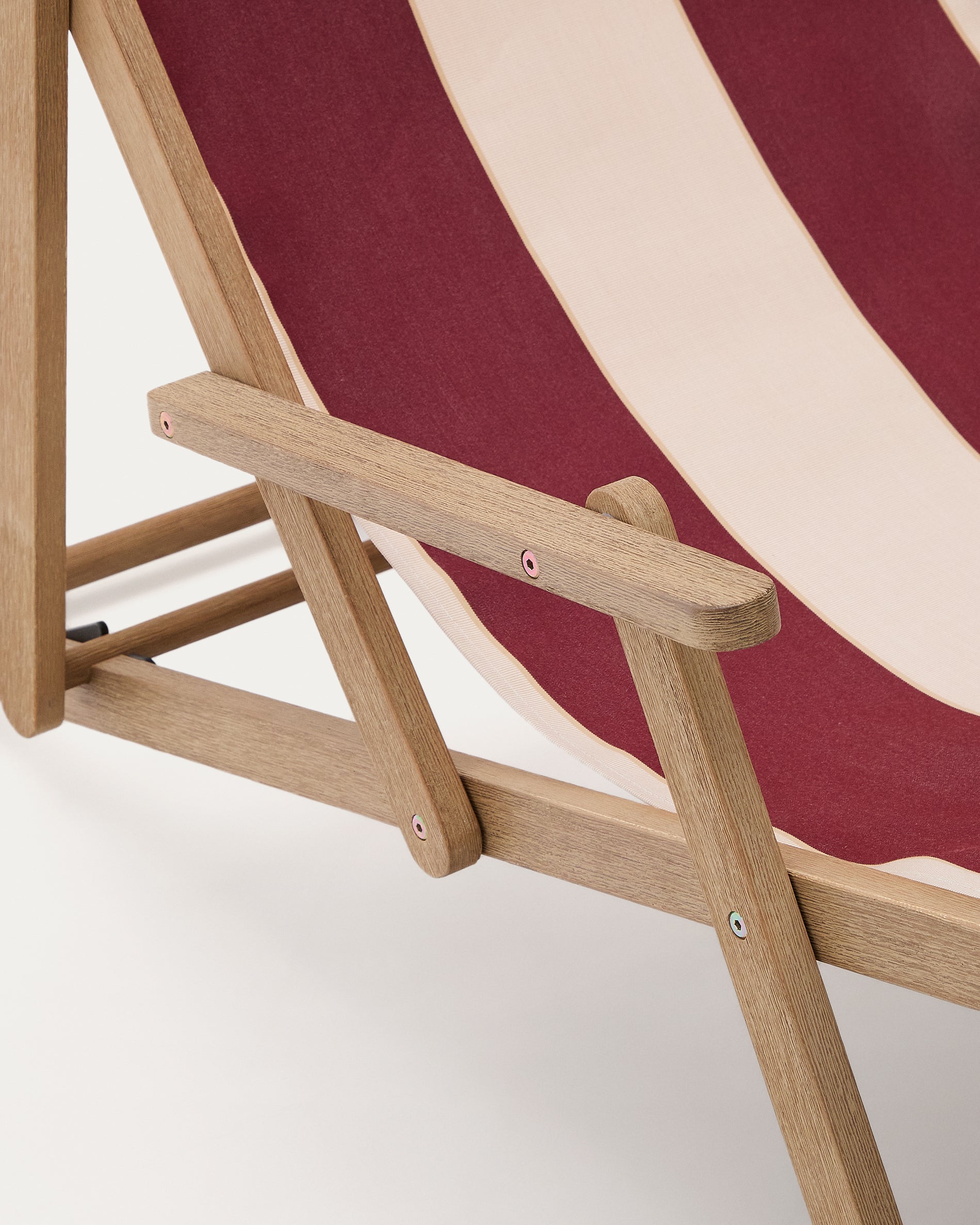Vilara burgundy and beige striped outdoor folding deck chair made of FSC 100% solid acacia wood - Detail
