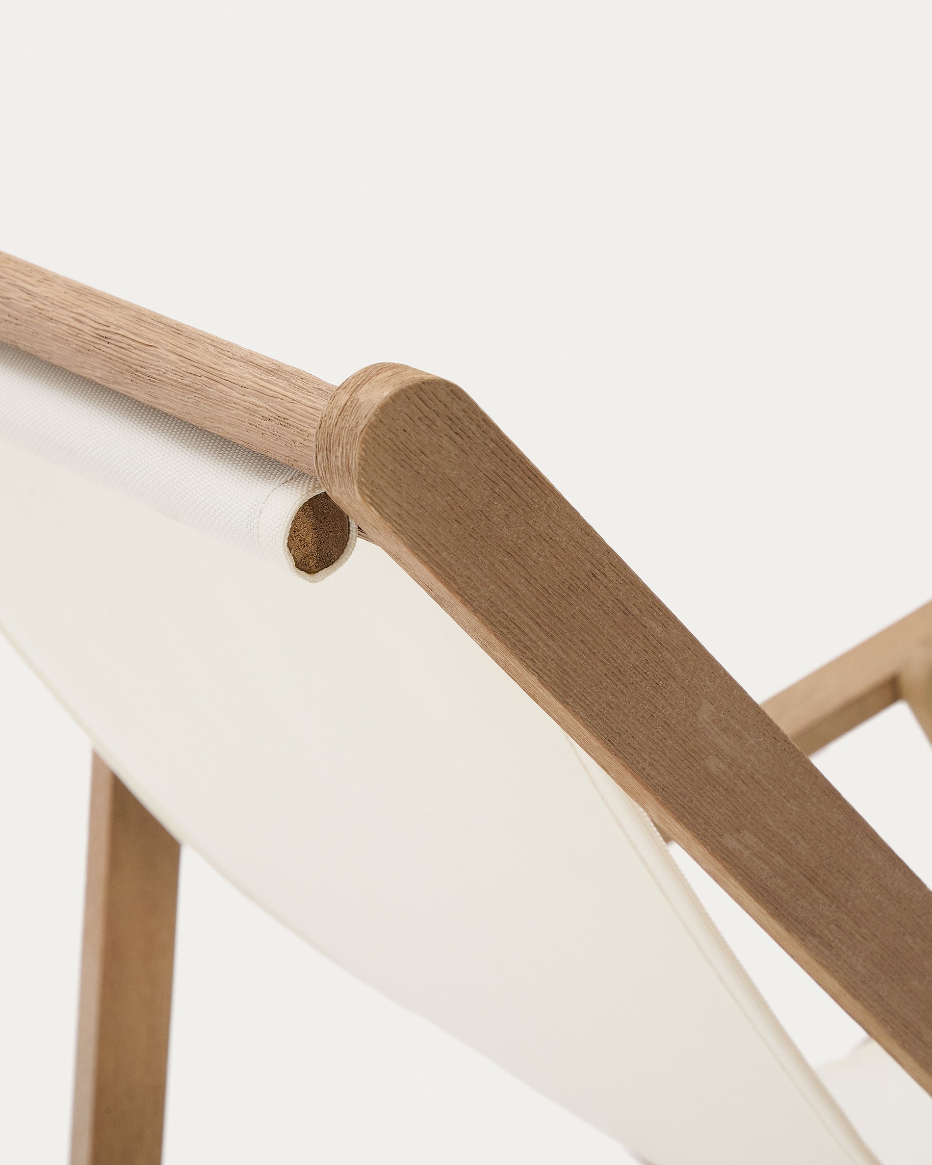 Vilara white outdoor folding deck chair made of FSC 100% solid acacia wood - Detail