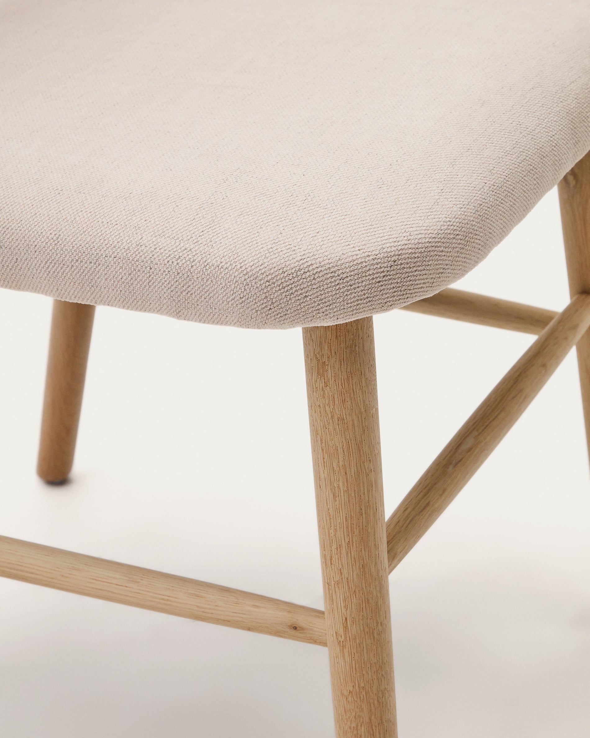 Helda chair in beige chenille and solid oak wood FSC Mix Credit - Detail