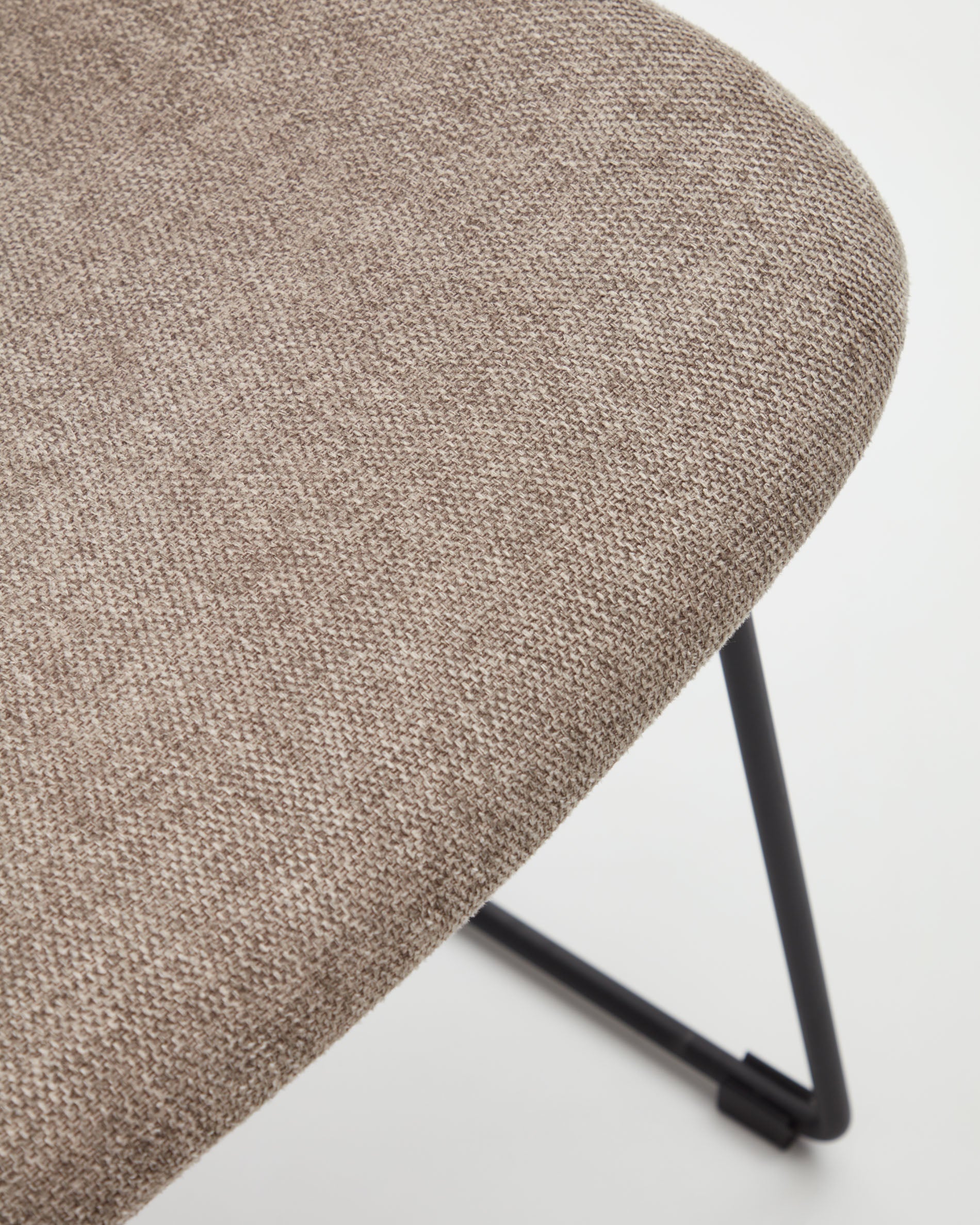 Zahara chair in brown with steel legs in a black finish - Detail