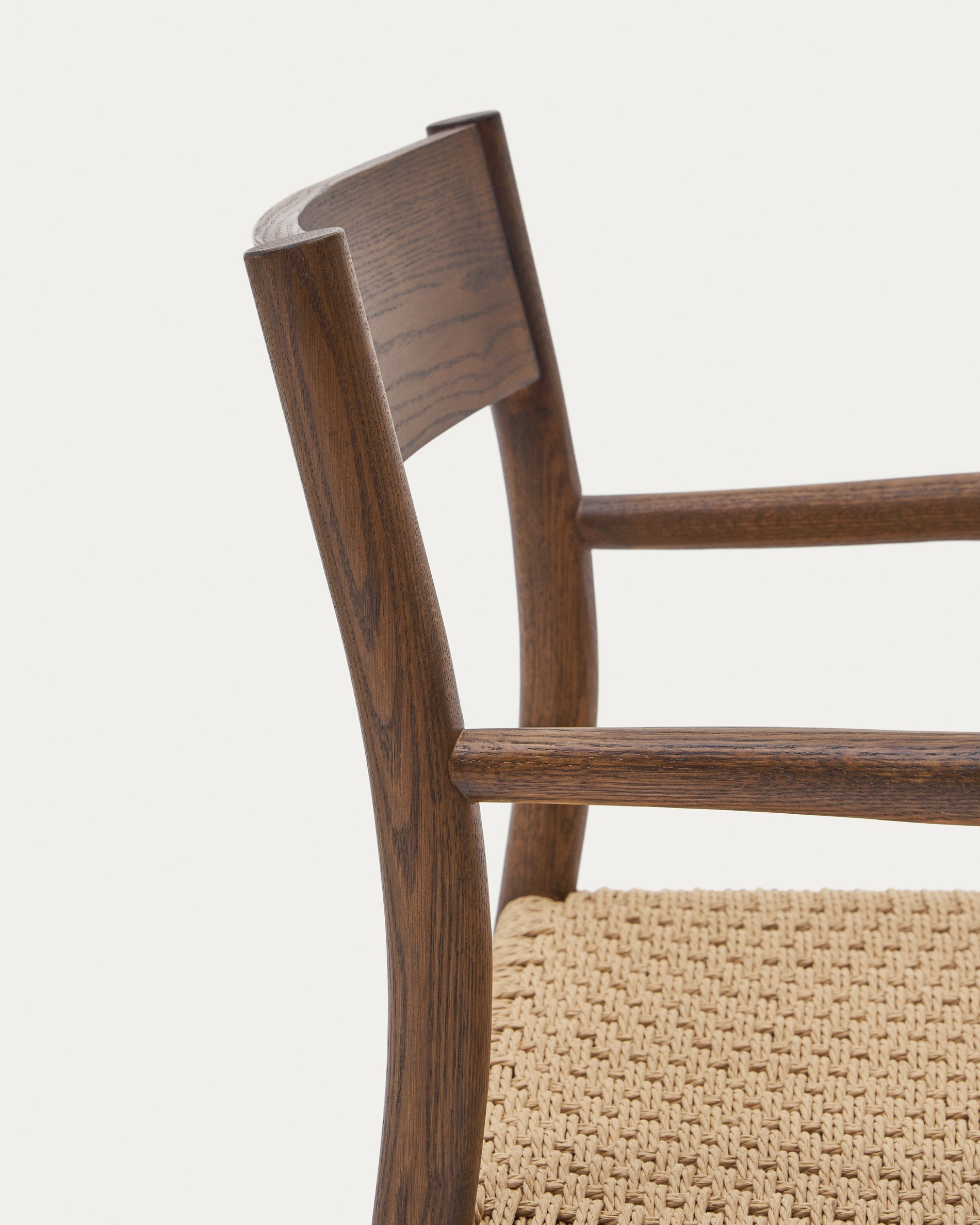 Yalia chair in solid oak with walnut finish and rope seat FSC 100% - Detail