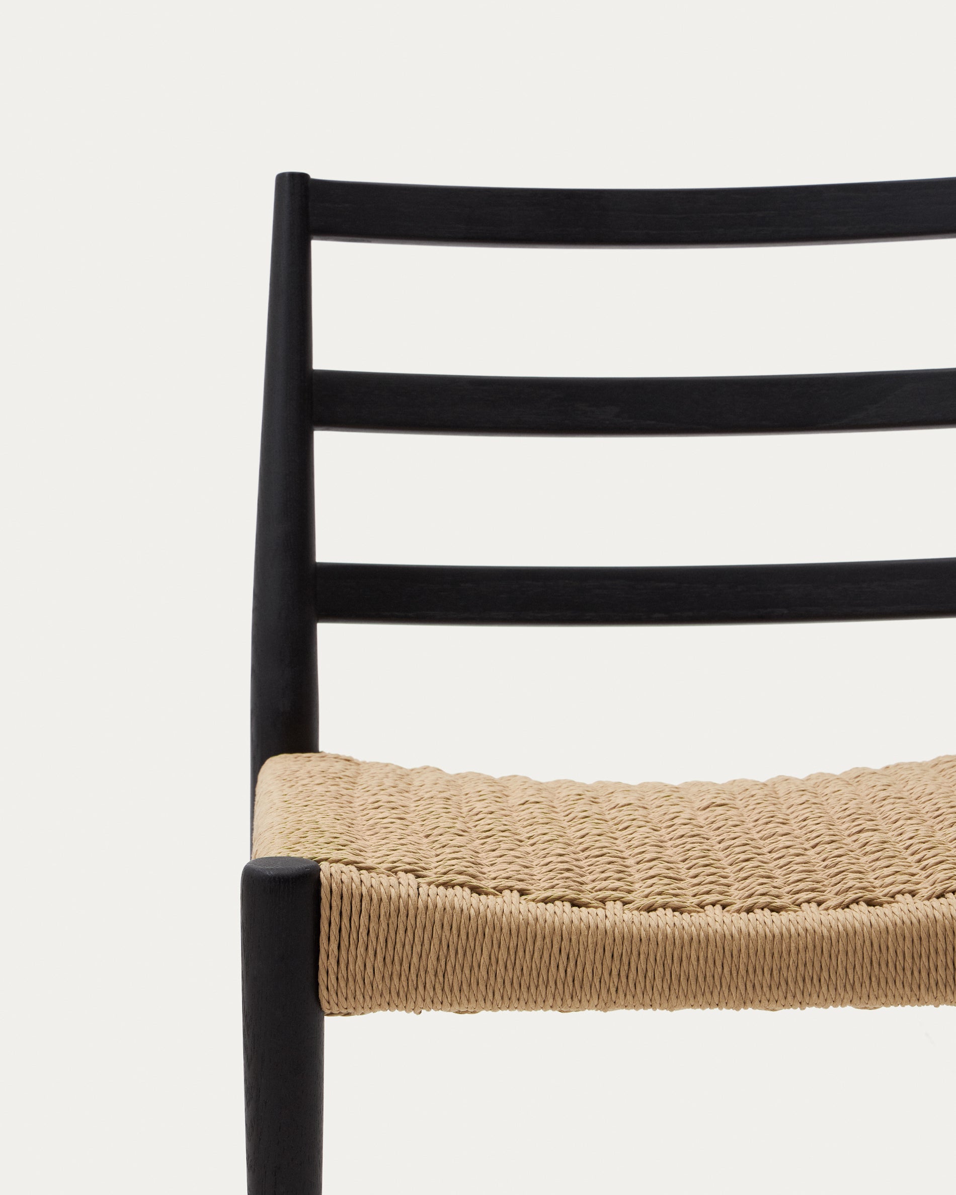 Analy chair in solid oak with black finish and rope seat FSC 100% - Detail