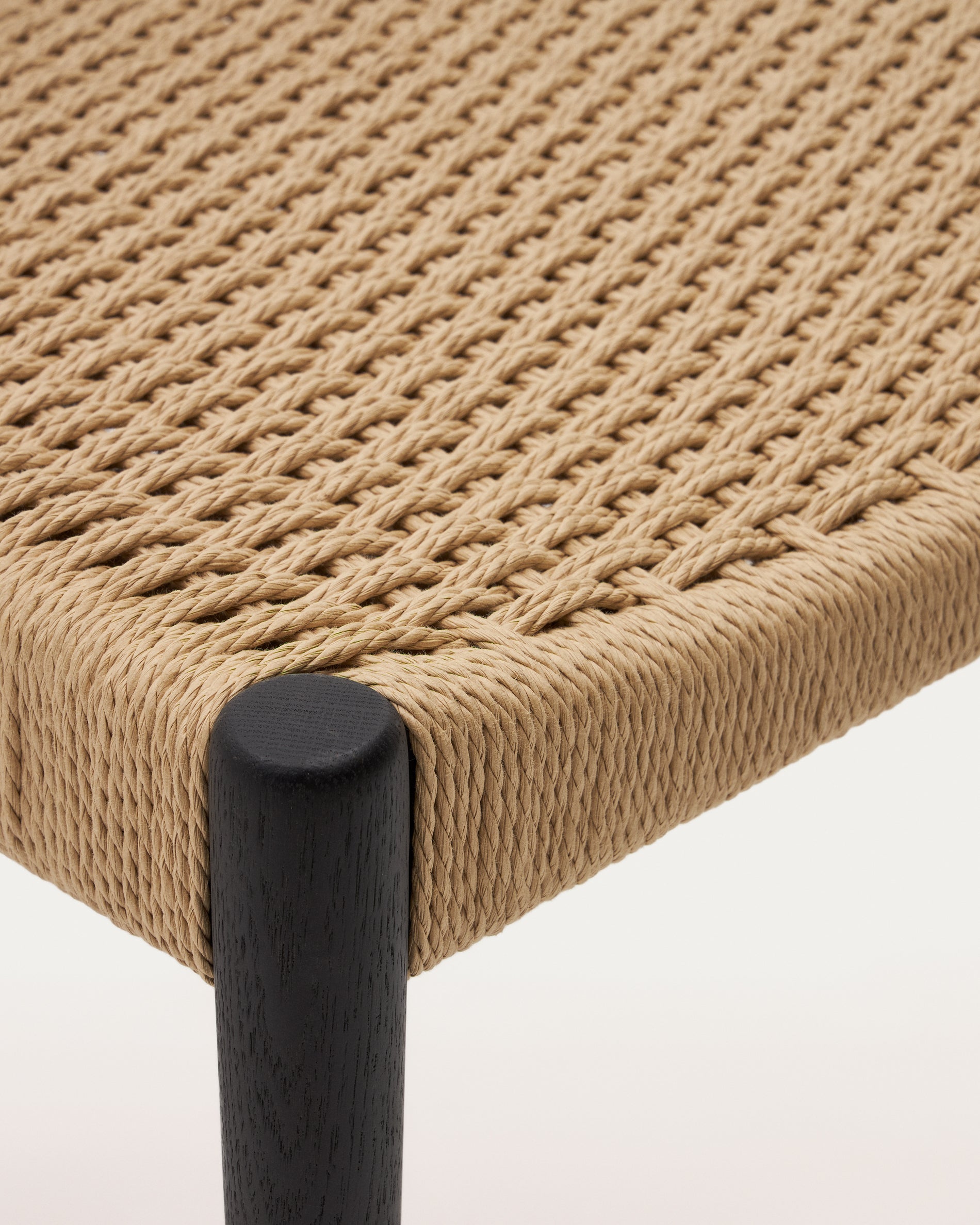 Analy chair in solid oak with black finish and rope seat FSC 100% - Detail