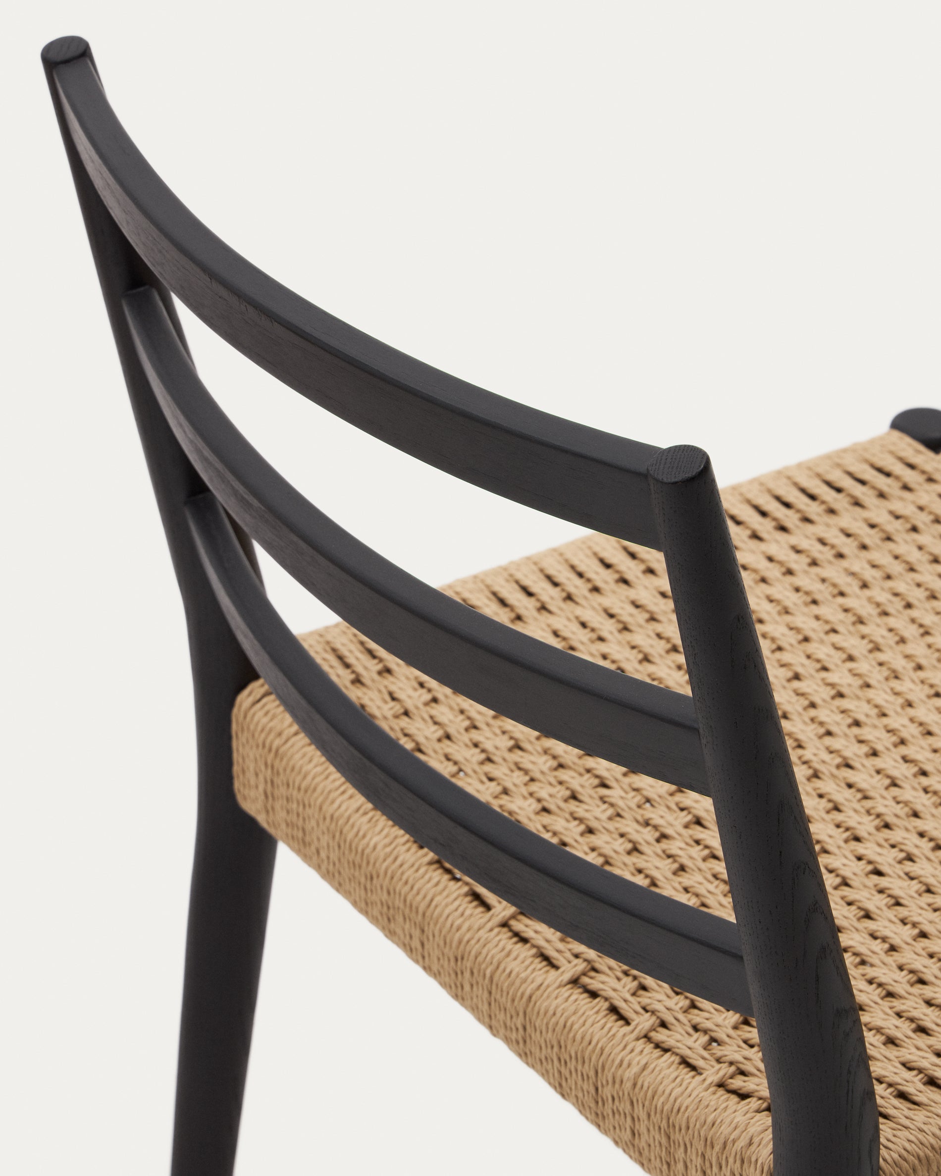 Analy chair in solid oak with black finish and rope seat FSC 100% - Detail