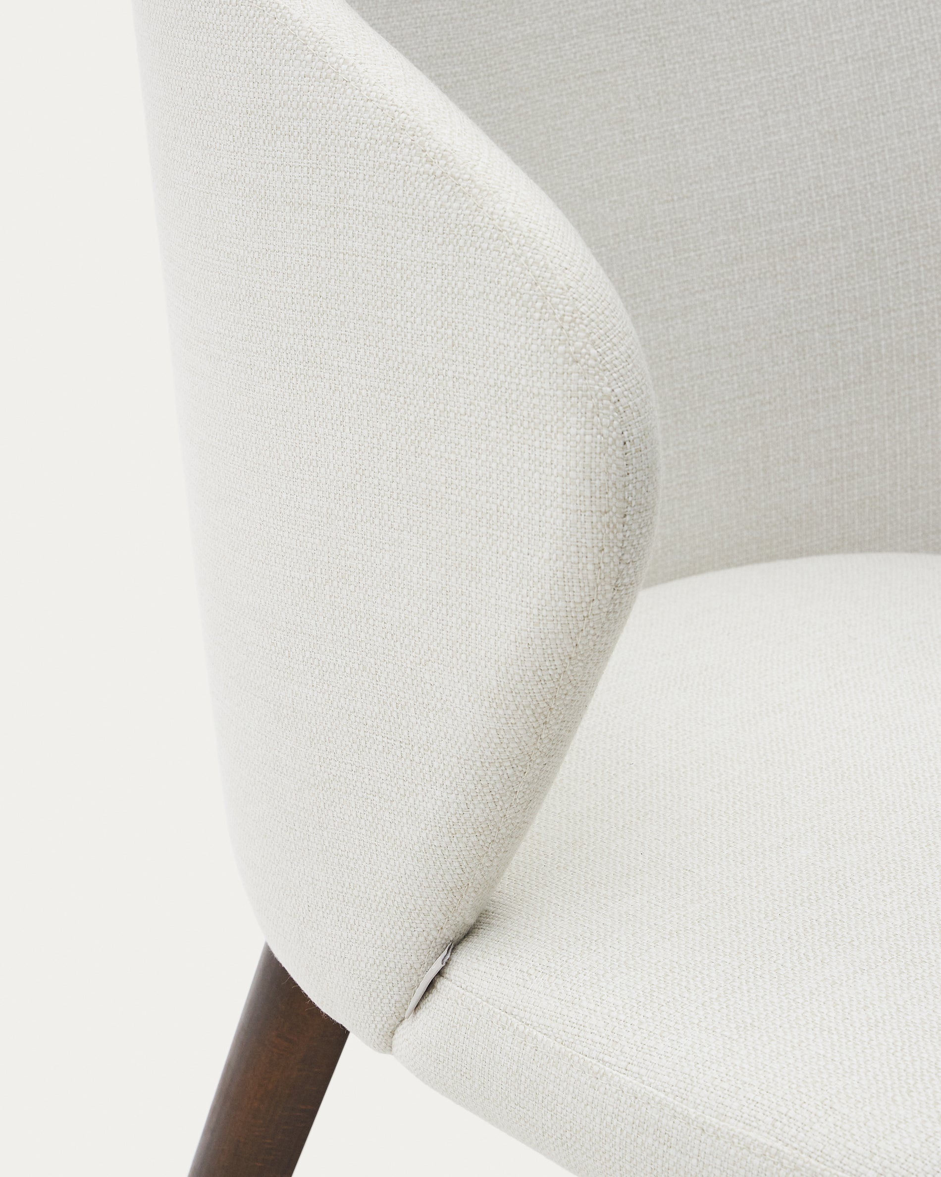Darice chair in beige chenille and solid beech wood in a walnut finish FSC 100% - Detail