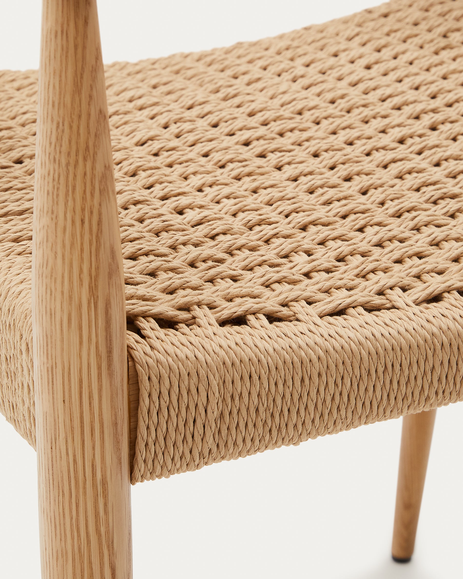 Analy chair with armrests in solid oak wood in a natural finish and rope cord seat FSC 100% - Detail