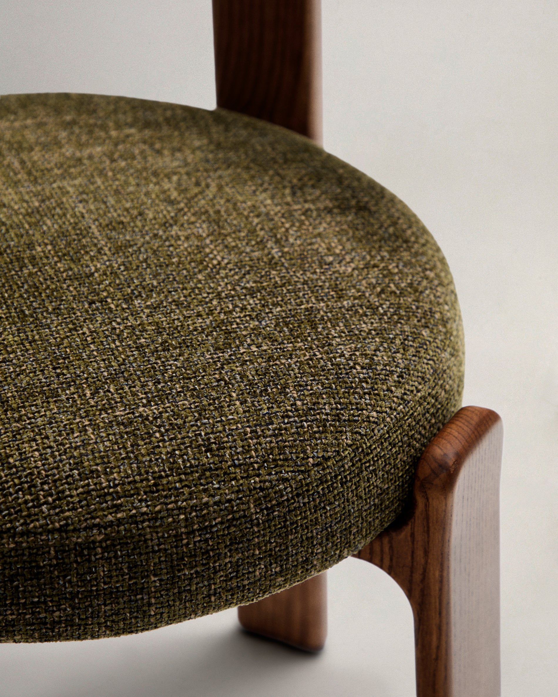 Granite chair in green chenille and with solid ash wood in a walnut finish FSC 100% - Detail