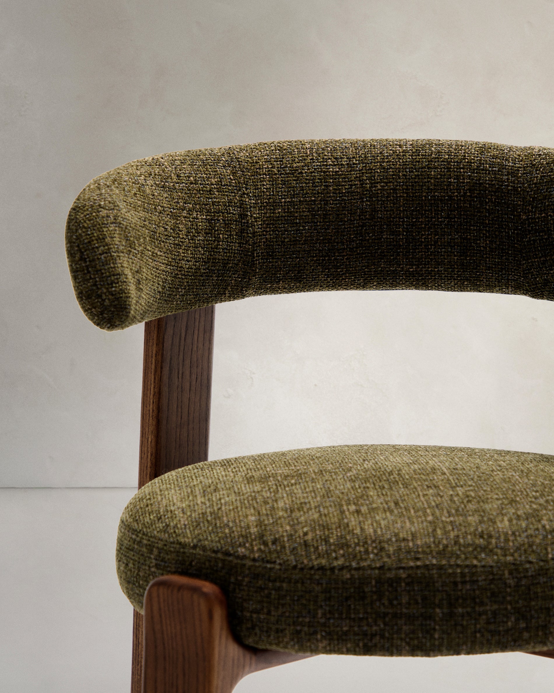 Granite chair in green chenille and with solid ash wood in a walnut finish FSC 100% - Detail