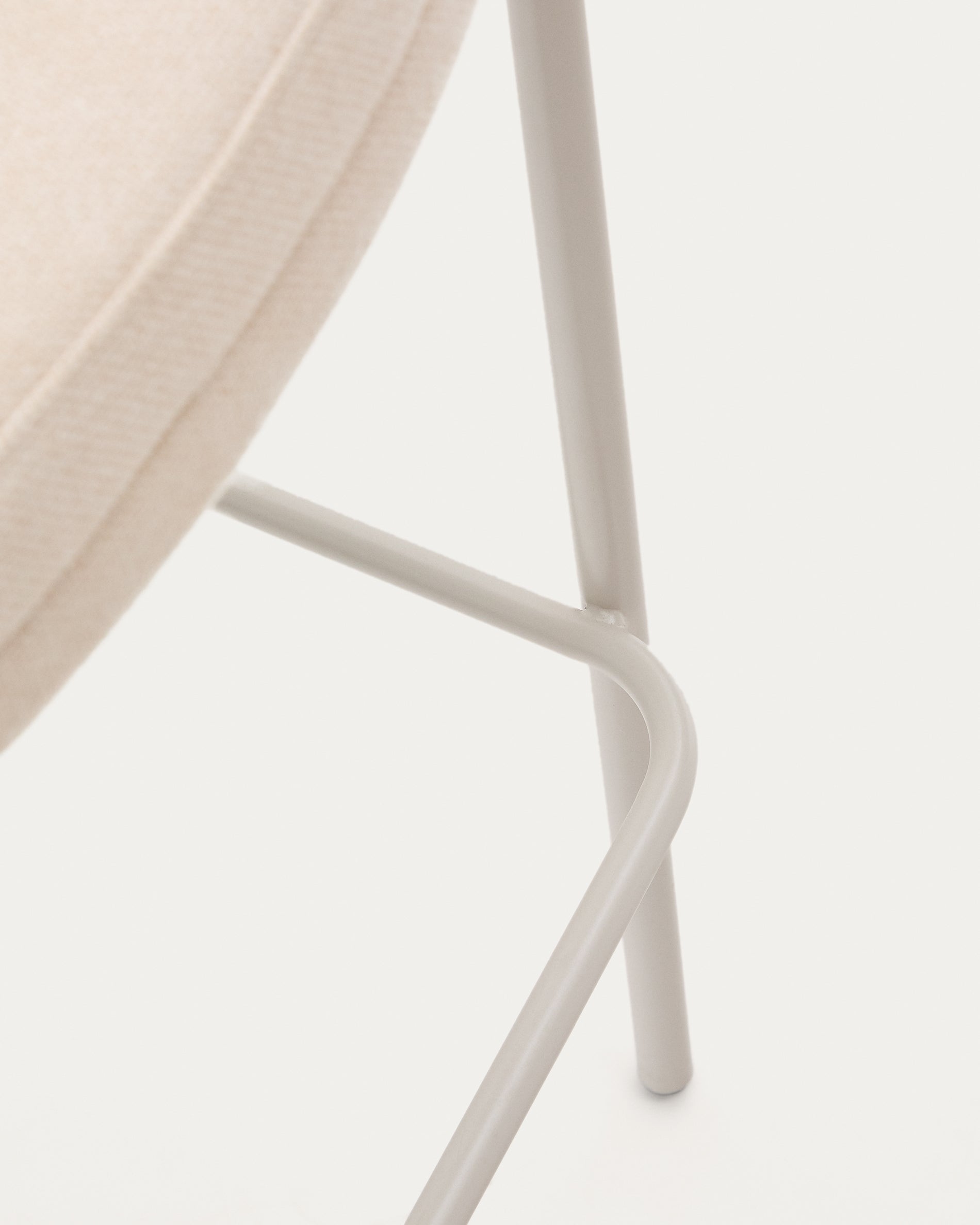 Eamy stool in beige chenille, in a natural finish ash veneer and beige metal and a height of 77 cm - Detail