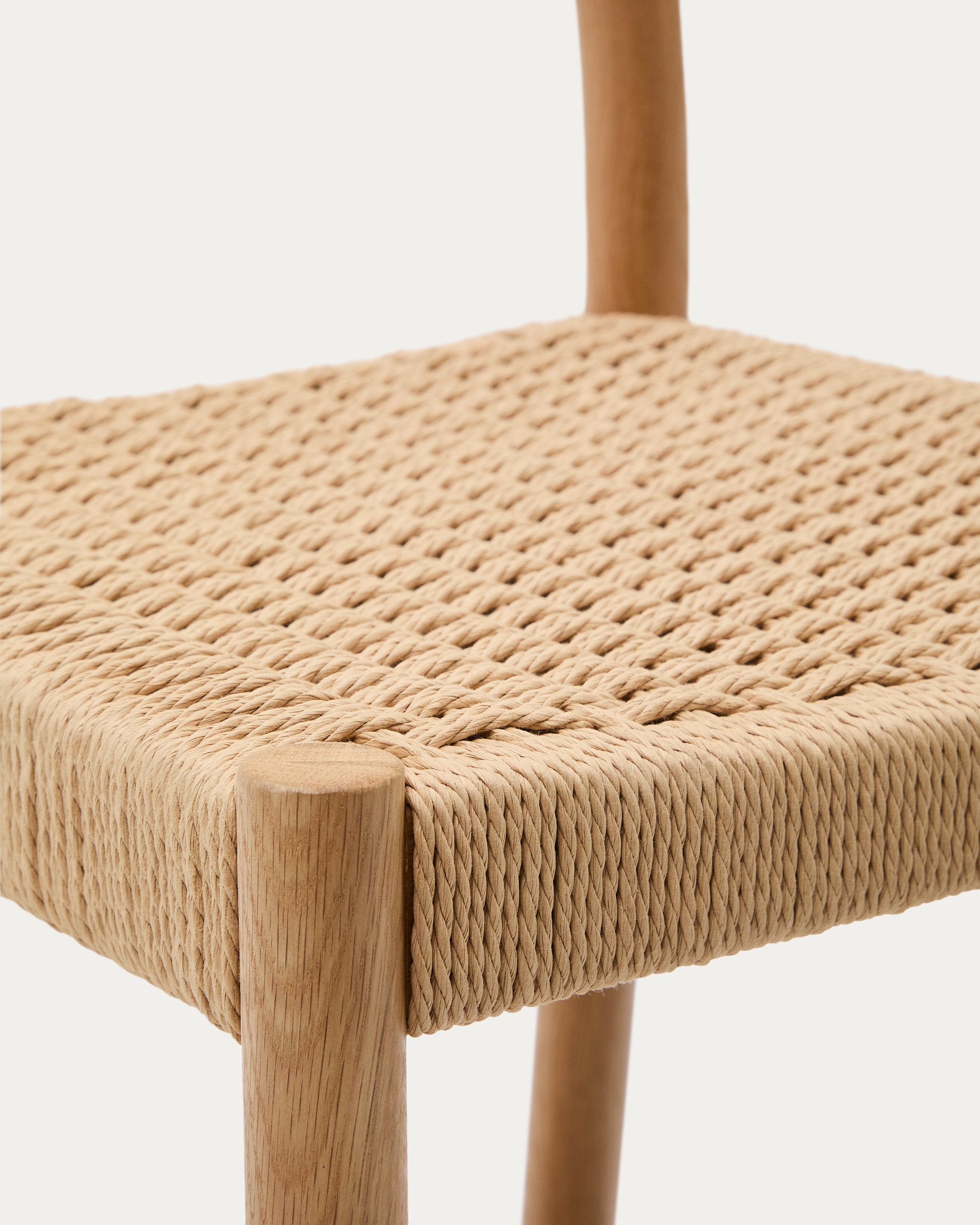 Yalia stool with a backrest in solid oak wood in a natural finish,and rope cord seat, 65 cm FSC 100% - Detail