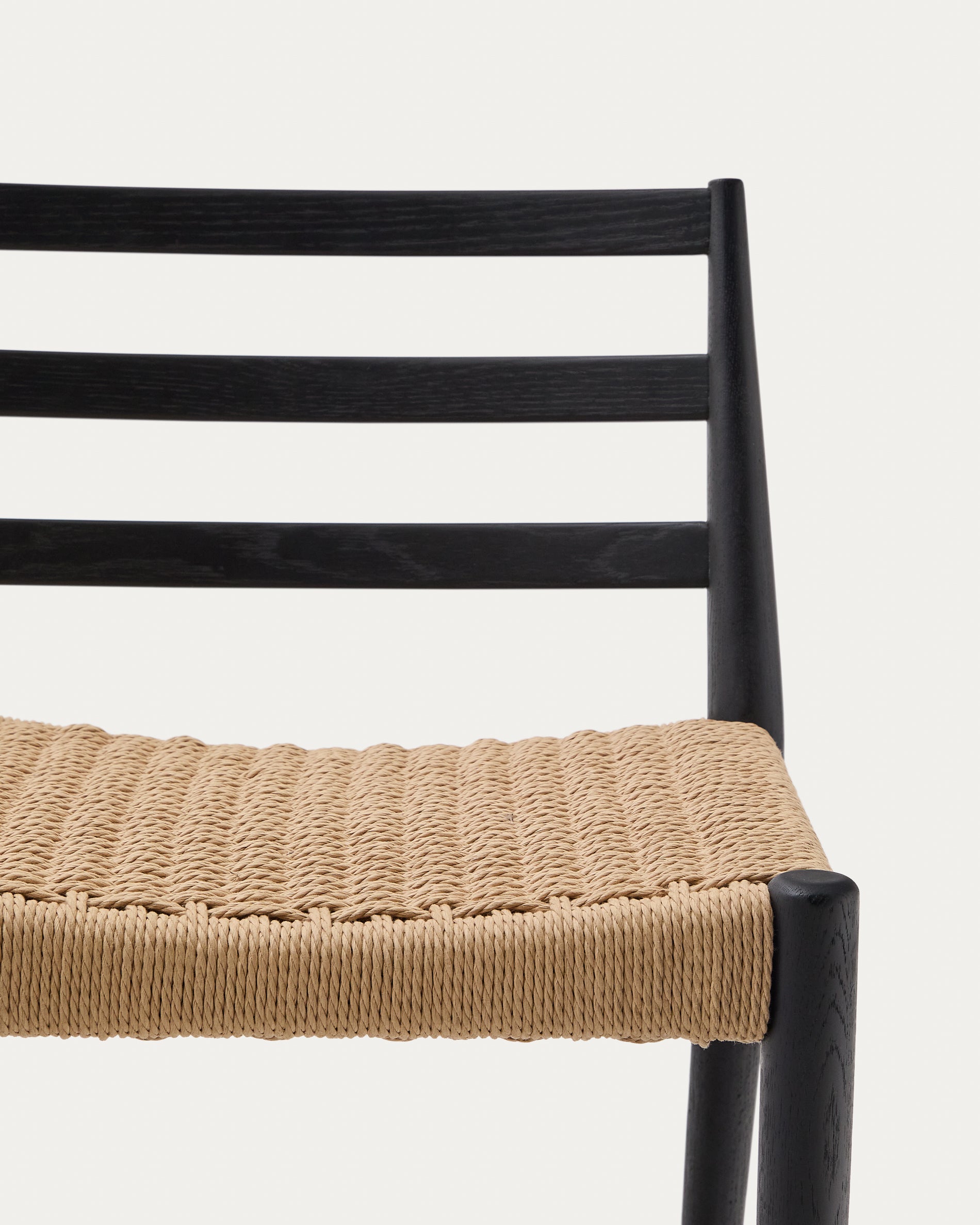 Analy stool with a backrest in solid oak wood in a black finish and rope cord seat, 70 cm, FSC 100% - Detail
