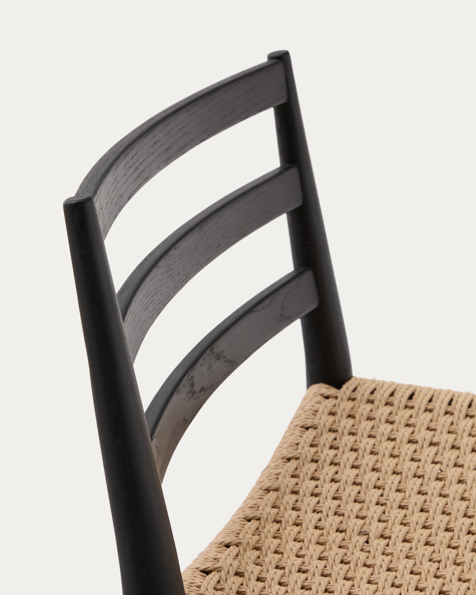 Analy stool with a backrest in solid oak wood in a black finish and rope cord seat, 70 cm, FSC 100% - Detail