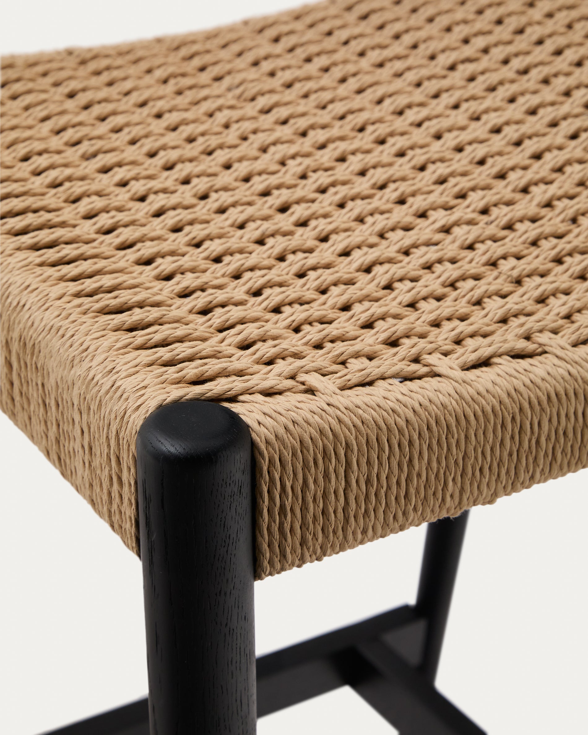 Analy stool with a backrest in solid oak wood in a black finish and rope cord seat, 70 cm, FSC 100% - Detail
