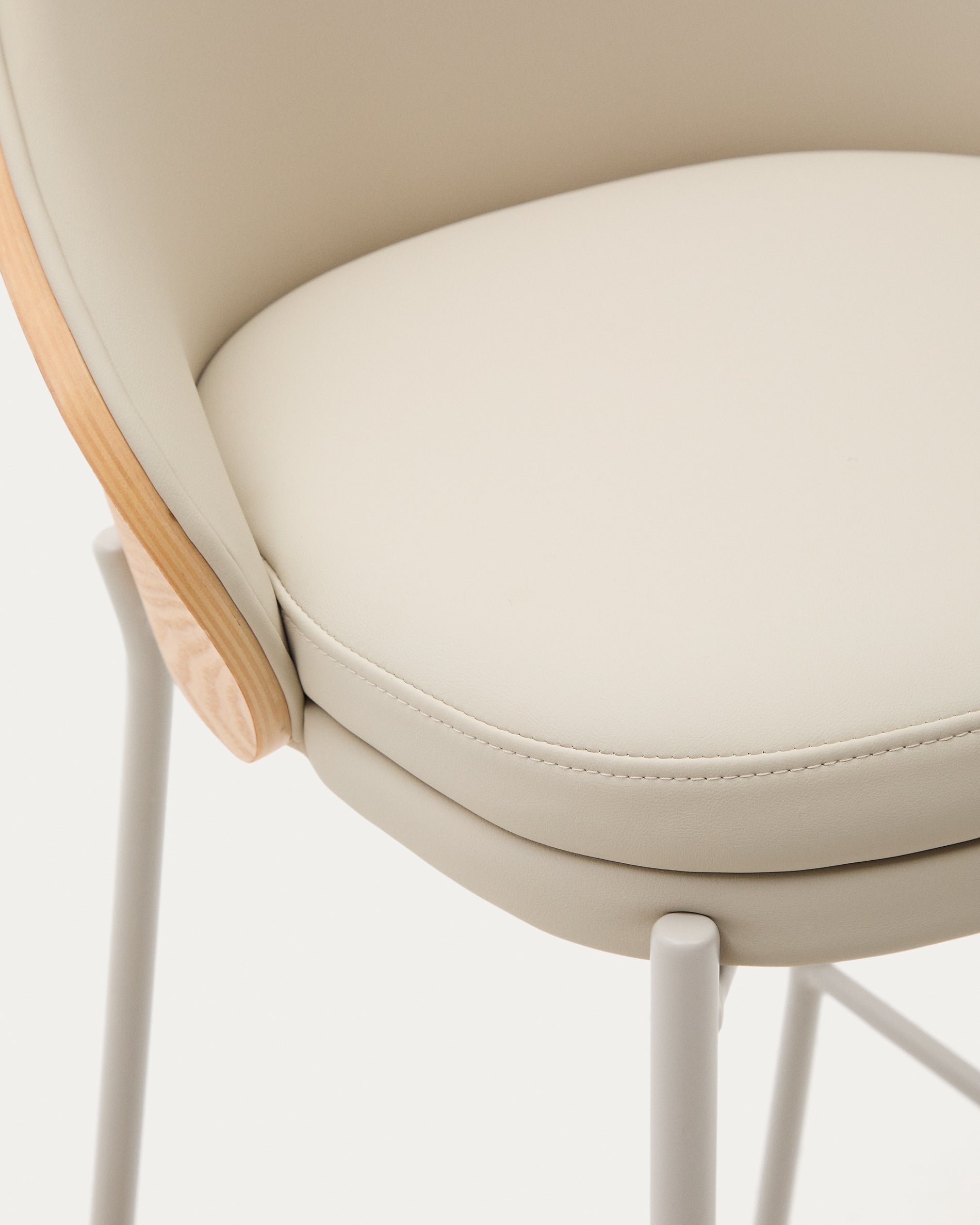 Eamy stool in beige faux leather, natural finish ash veneer and beige metal 65cm - Detail