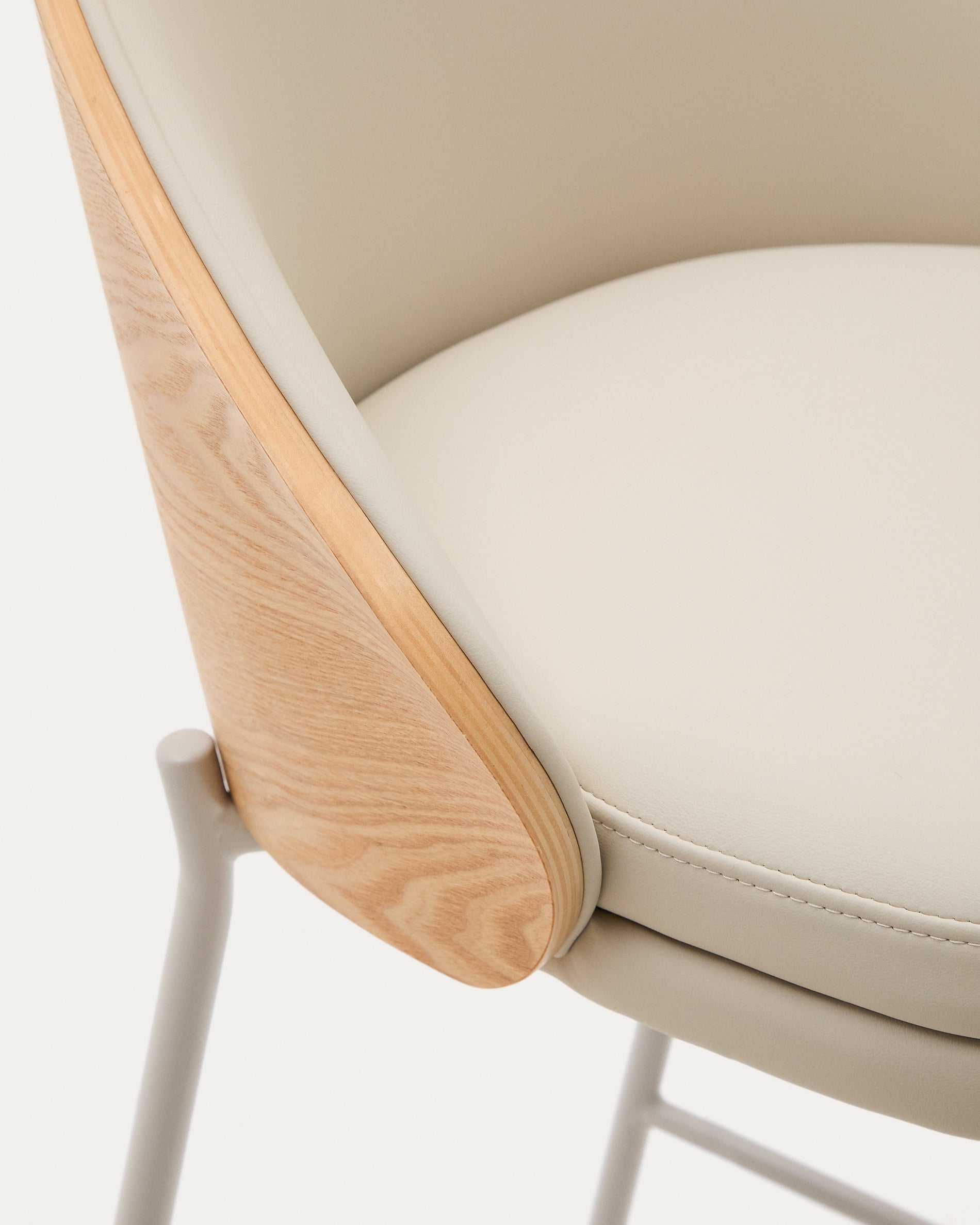 Eamy stool in beige faux leather, natural finish ash veneer and beige metal 65cm - Detail