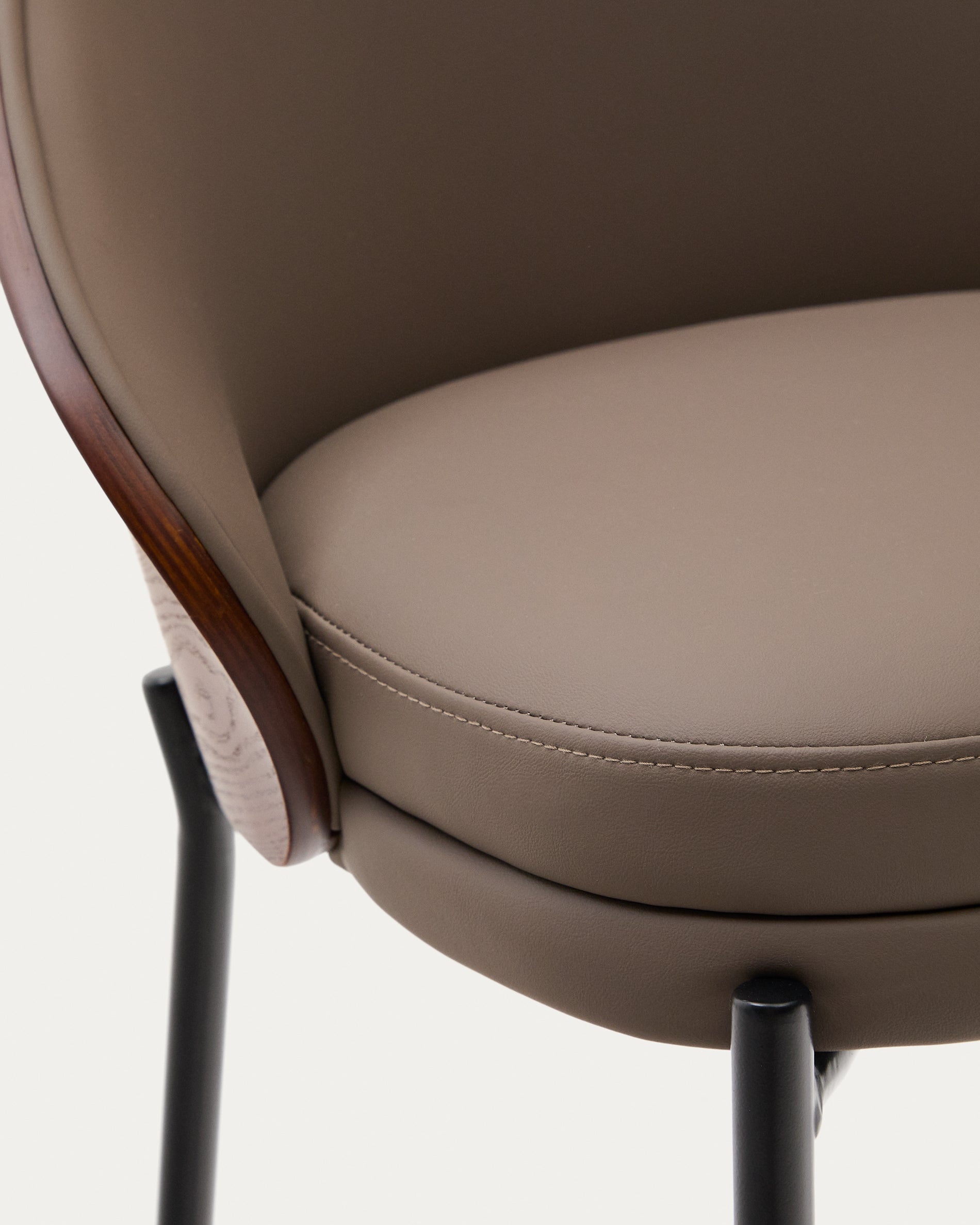 Eamy stool in brown faux leather, ash veneer, walnut finish and black metal 65 cm - Detail