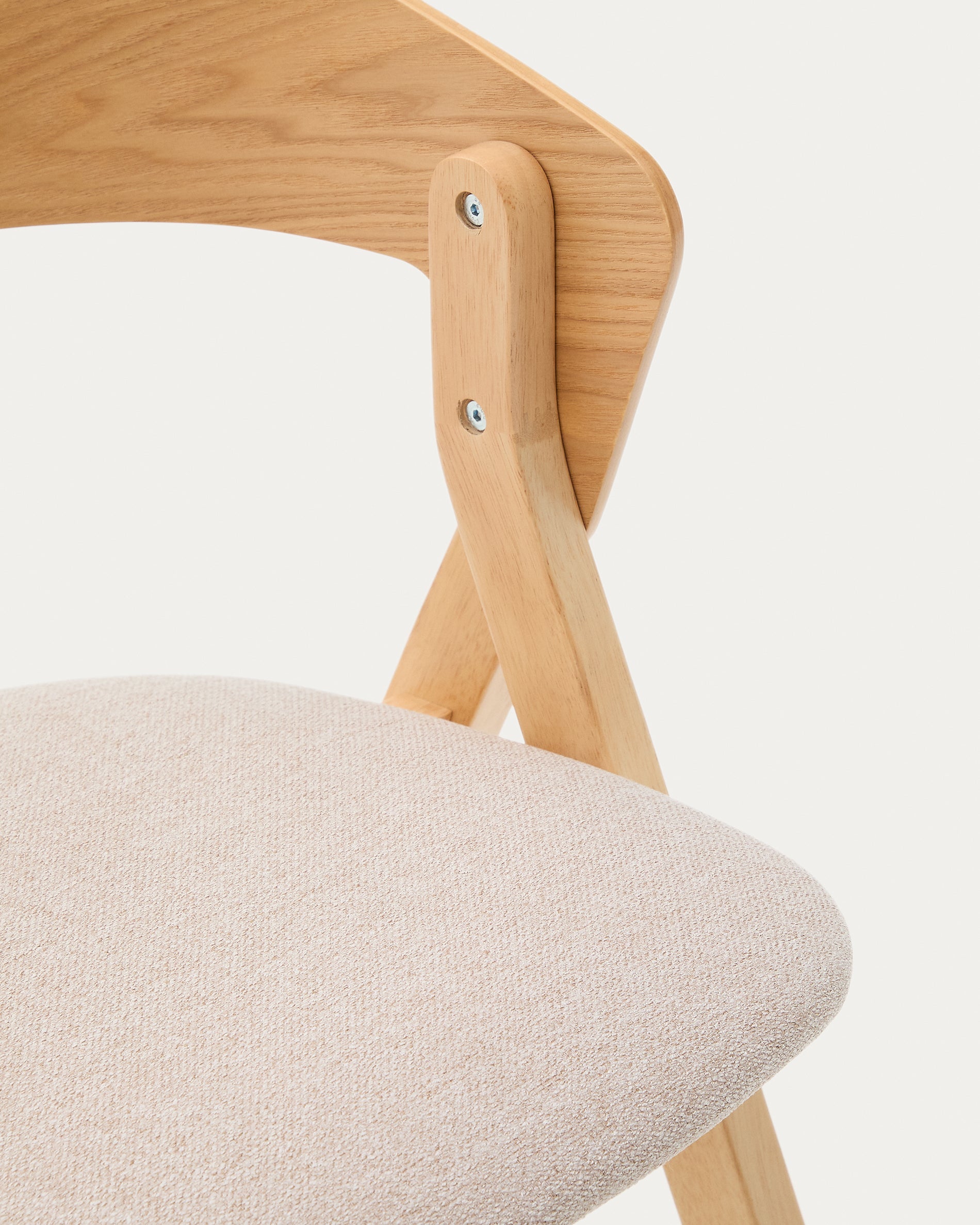 Godia chair in ash veneer with a natural finish and beige chenille - Detail