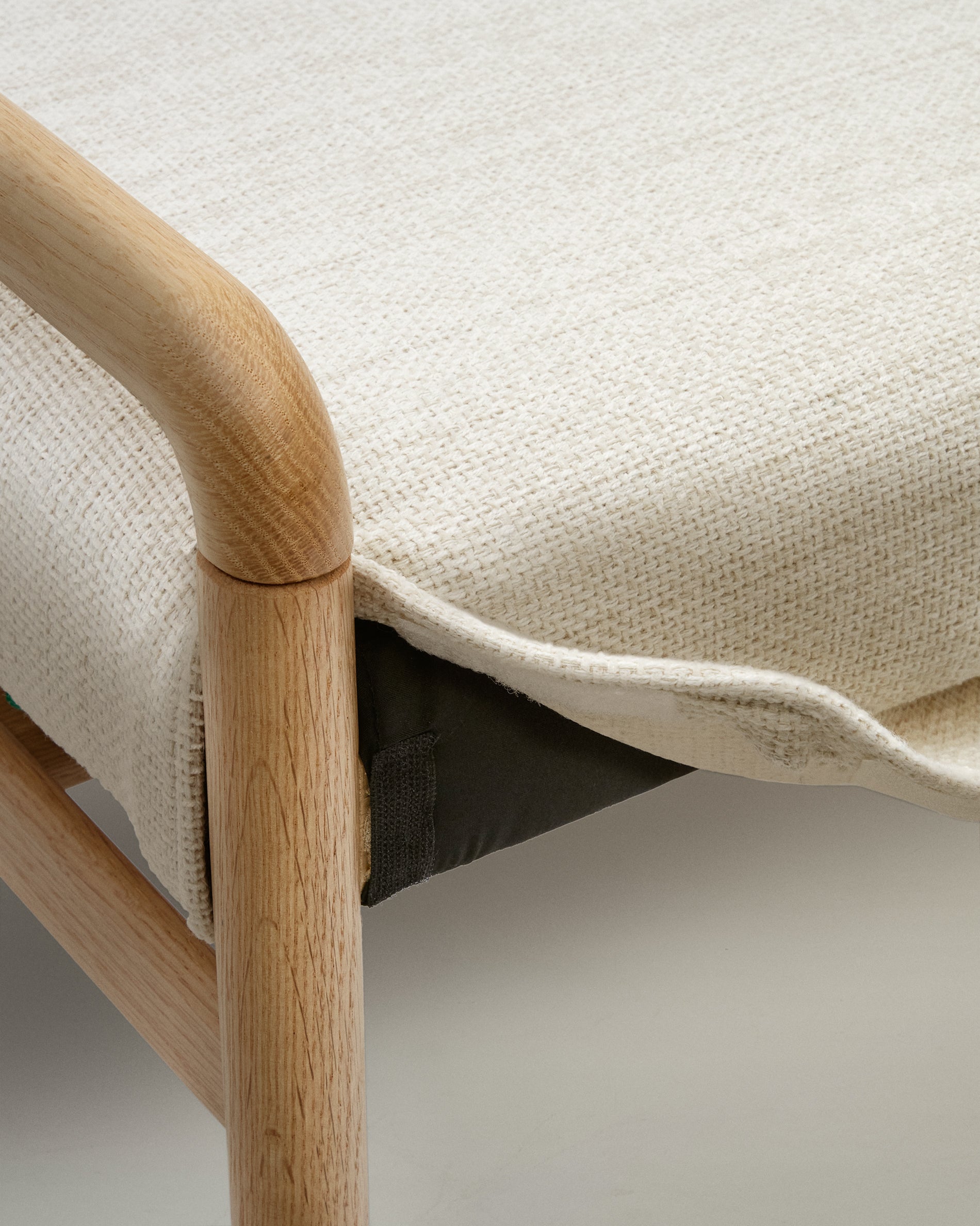 Macaret bench with removable cover solid oak wood with natural finish 120 cm FSC Mix Credit - Detail