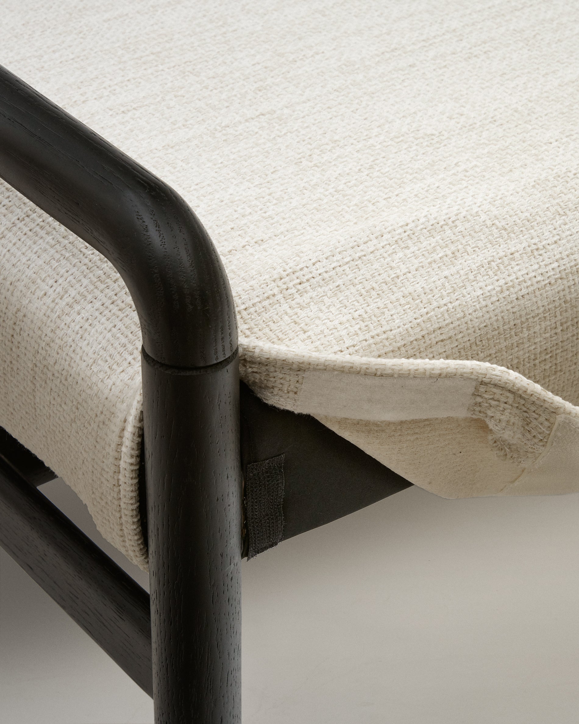Macaret bench with removable cover solid oak wood with black finish 120 cm FSC Mix Credit - Detail