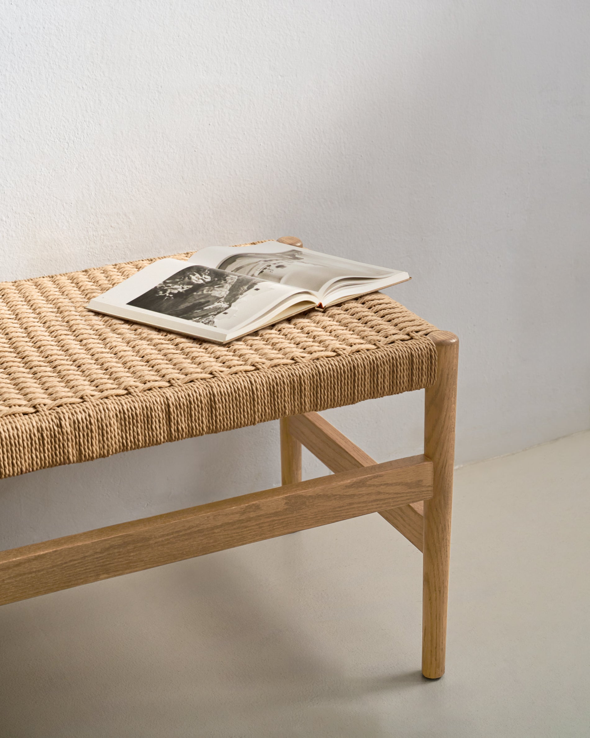 Zaide bench made of solid oak wood in a natural finish and rope cord seat, 120 cm, FSC 100% - Detail