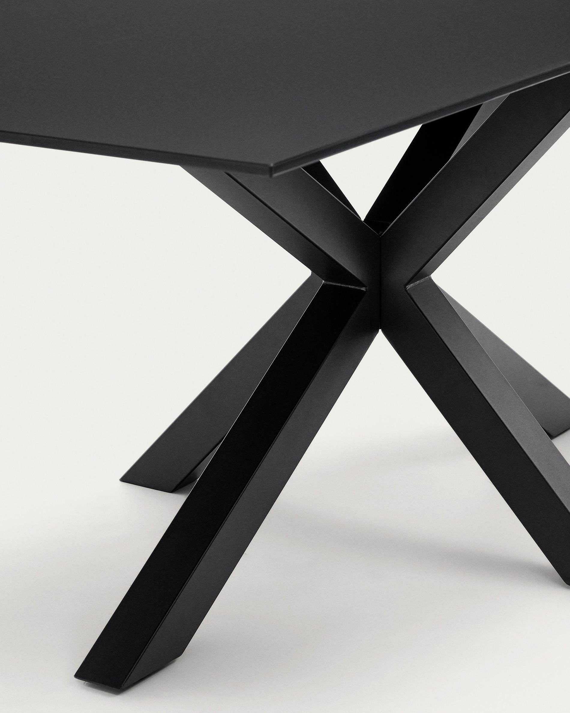 Argo table with black glass and black steel legs 180 x 190 cm - Detail