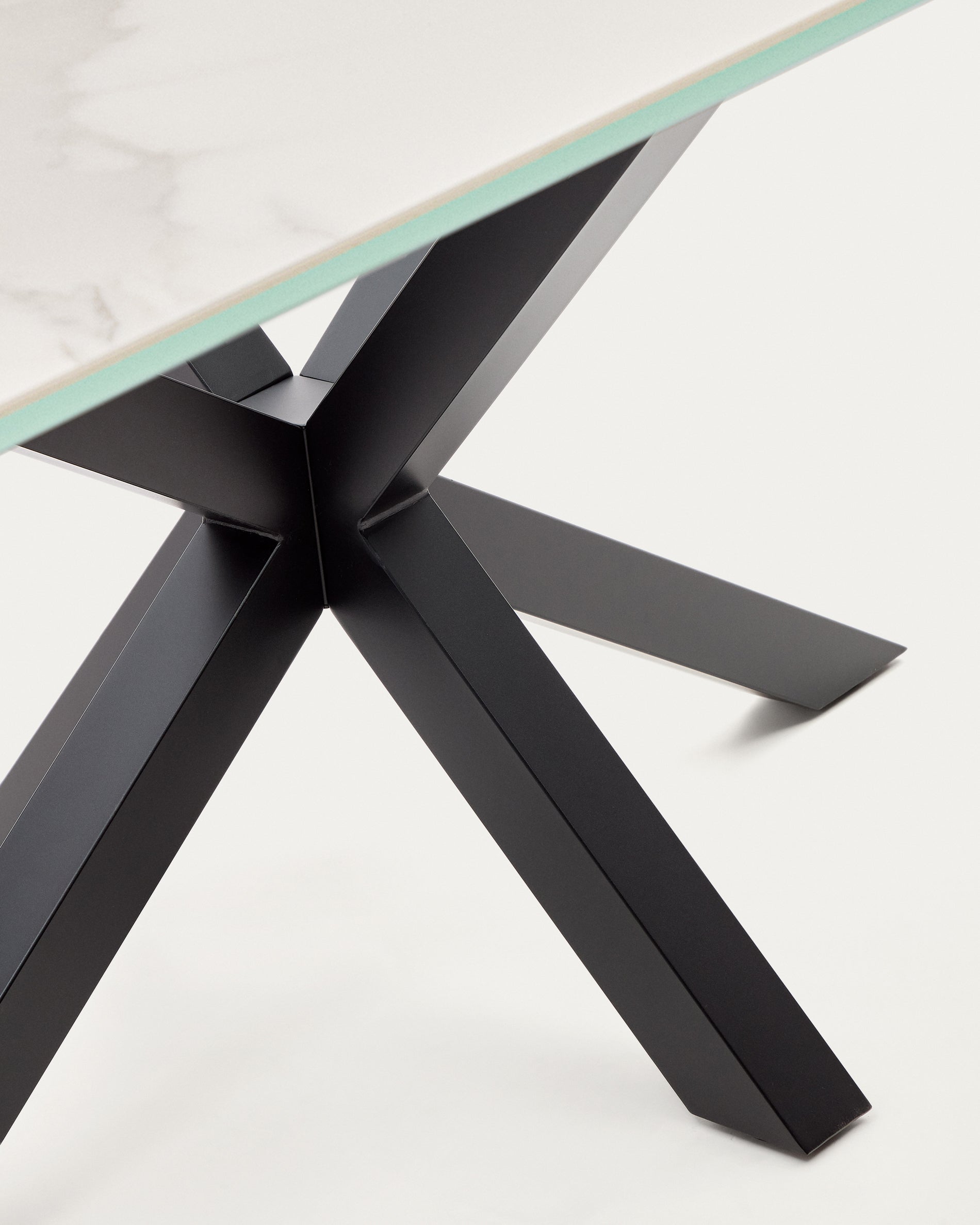 Argo asztal 180 cm porcelán fekete lábakkal