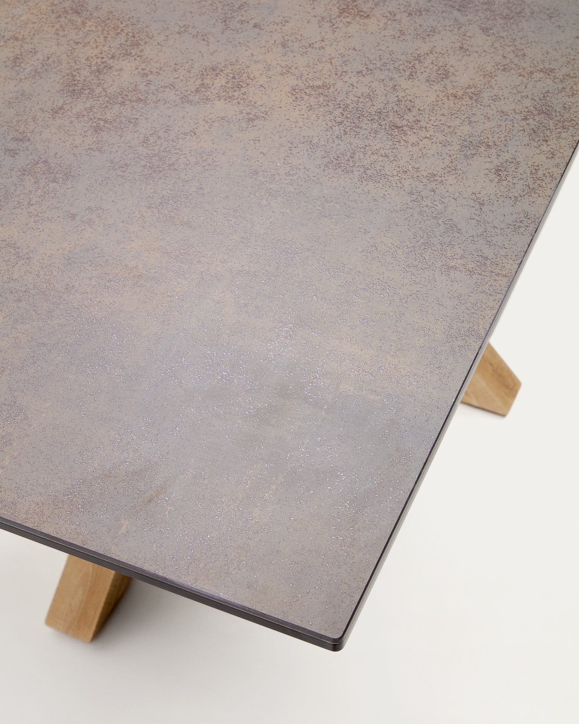 Argo table in Iron Moss porcelain and wood-effect steel legs, 180 x 100 cm - Detail