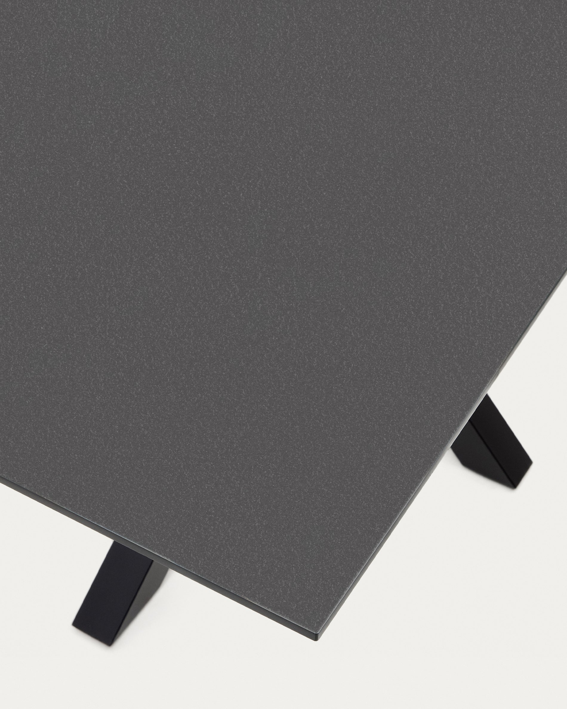 Argo table with black glass and black steel legs 160 x 90 cm - Detail