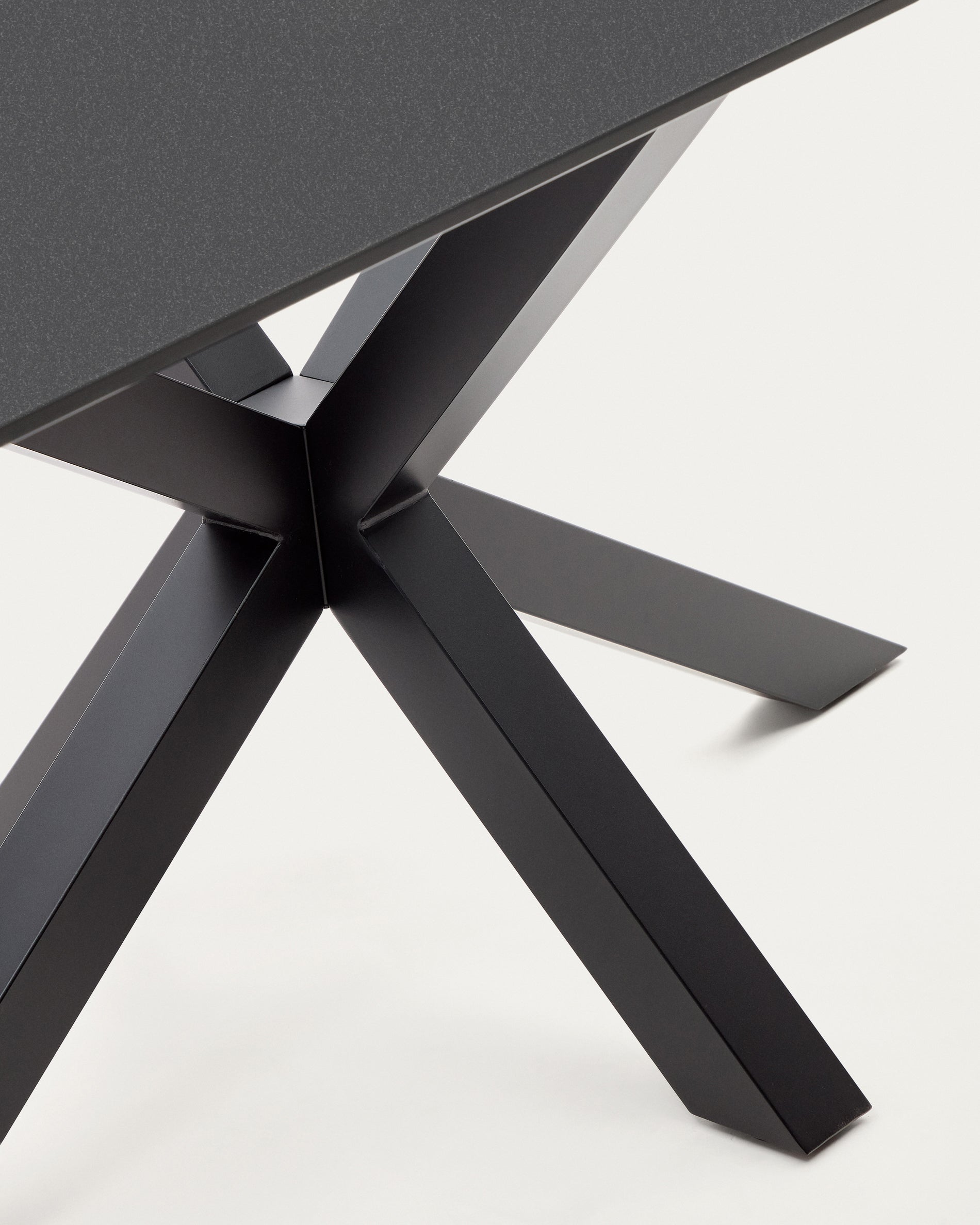 Argo table with black glass and black steel legs 160 x 90 cm - Detail