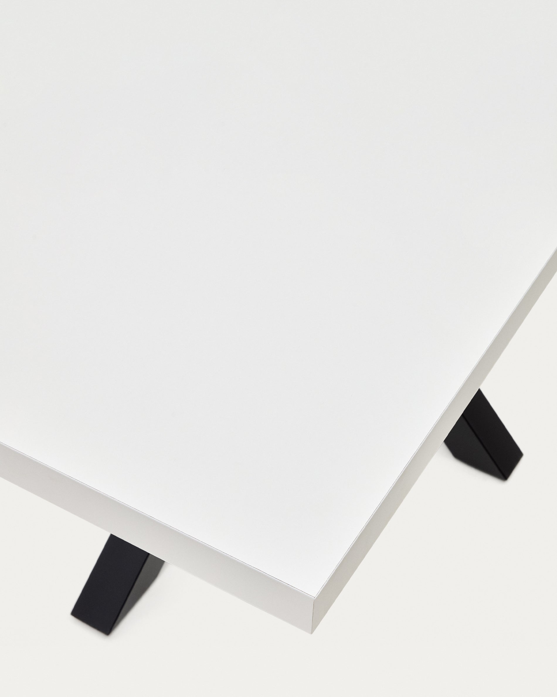 Argo table in melamine with white finish and steel legs with black finish 160 x 100 cm - Detail