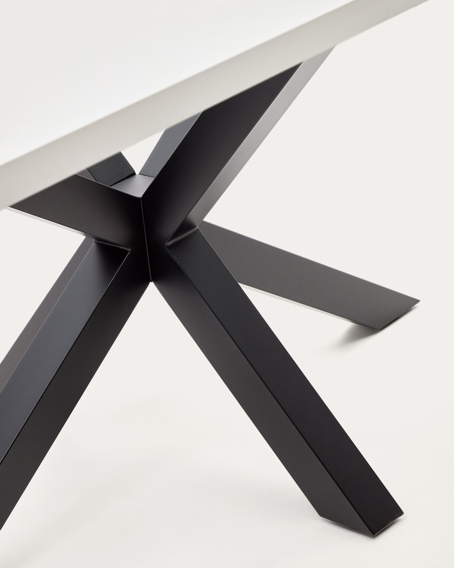 Argo table in melamine with white finish and steel legs with black finish 160 x 100 cm - Detail
