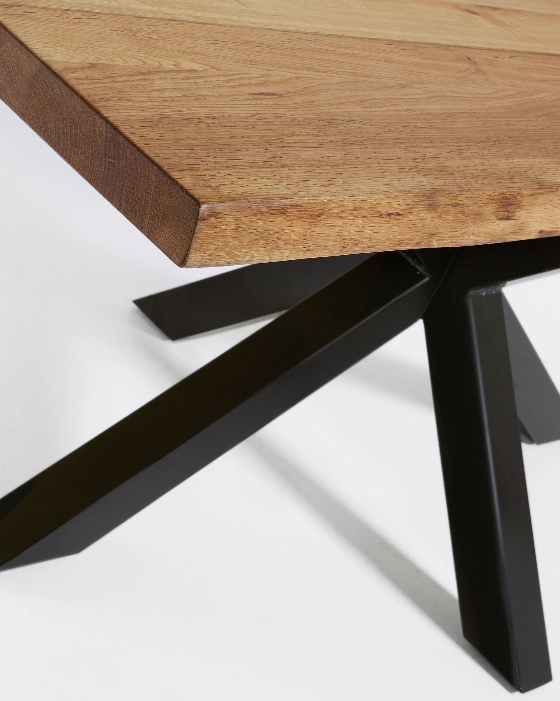 Argo oak veneer table with natural finish and steel legs with black finish 160 x 90 cm - Detail