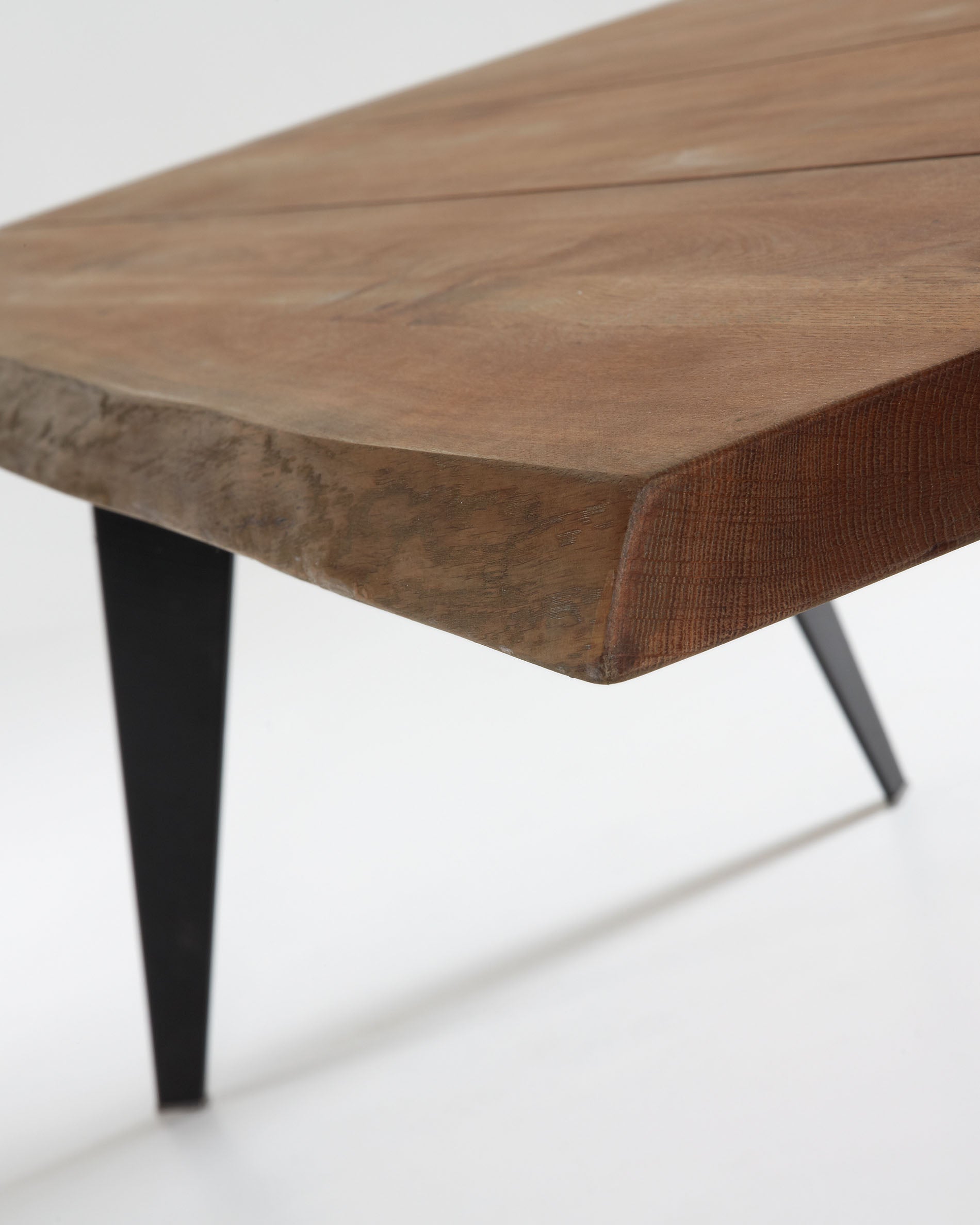 Koda oak veneer table with a distressed finish and black steel legs, 180 x 100 cm - Detail