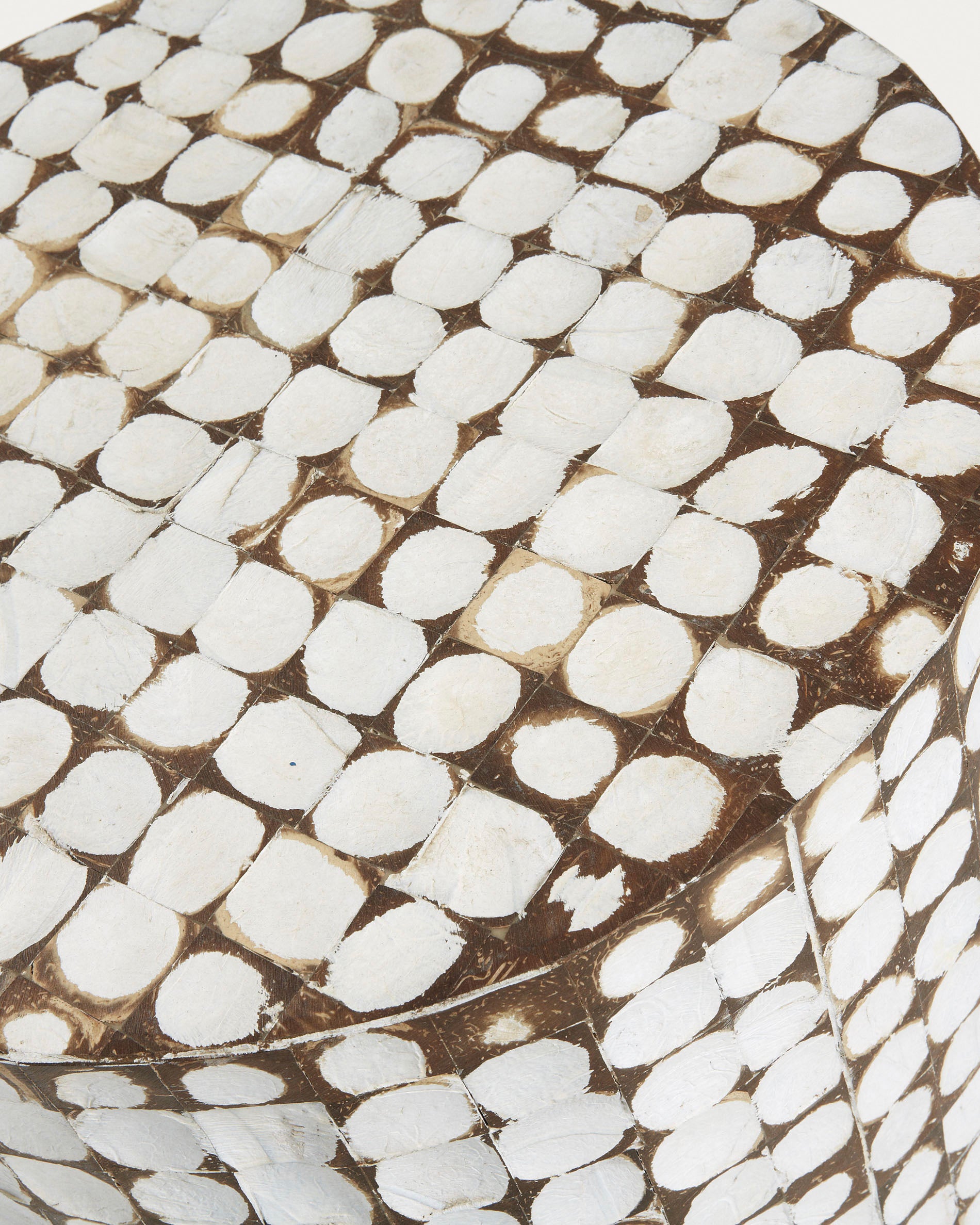 Necoco side table in solid mango wood and coconut shells Ø 40 cm - Detail