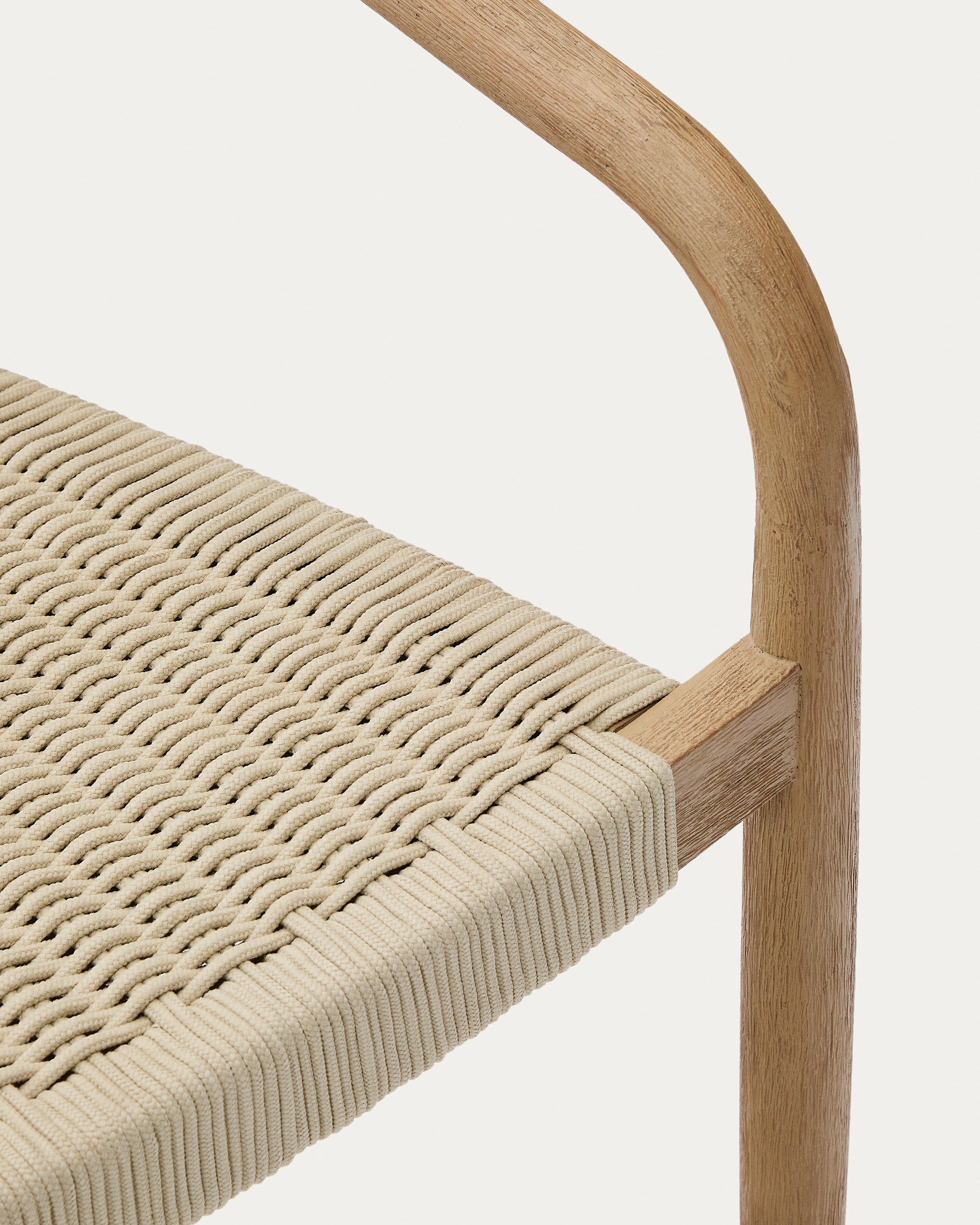 Nina stackable chair made of FSC 100% solid acacia wood and ecru rope cord - Detail