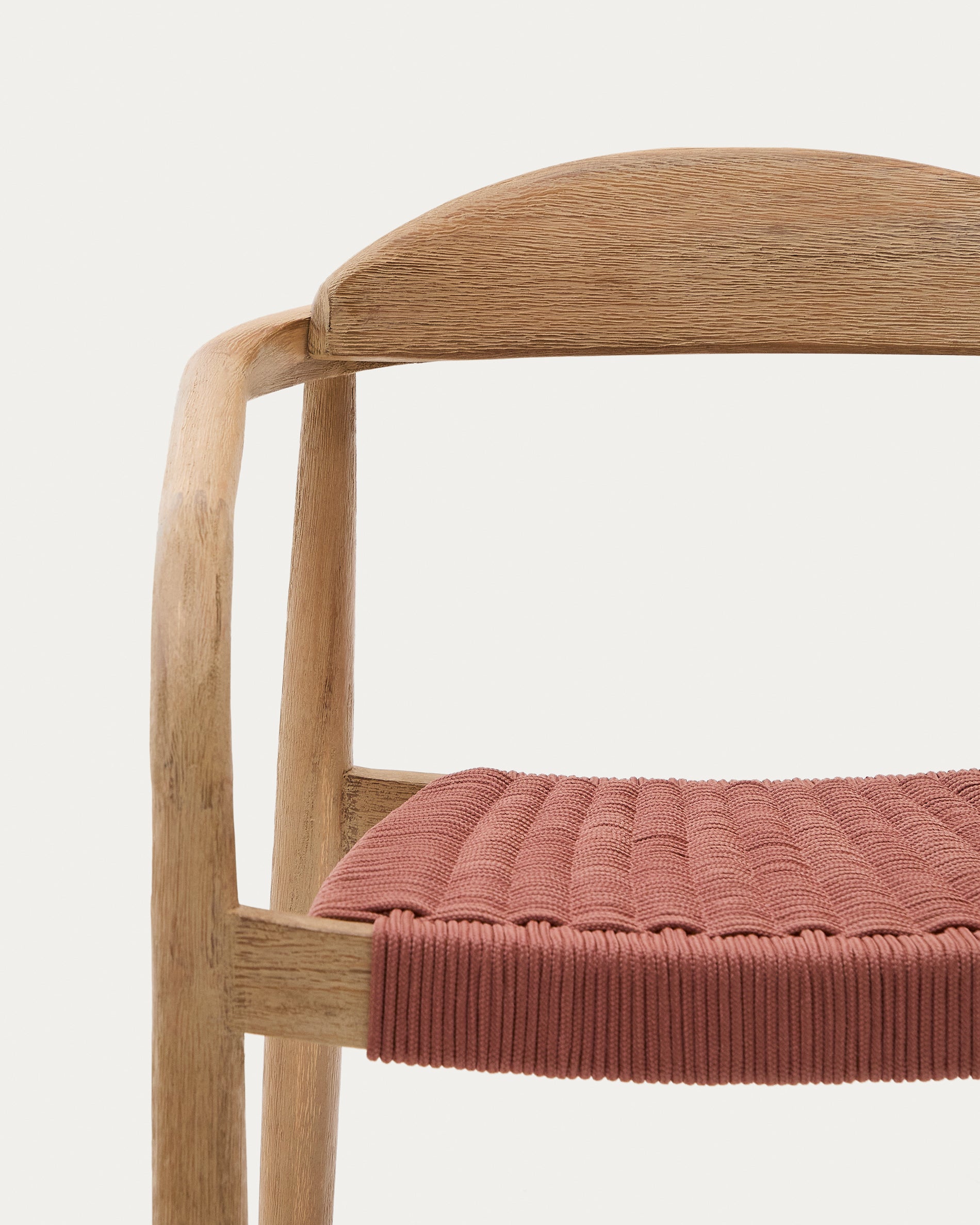 Nina stackable chair in solid acacia wood and terracotta rope seat FSC 100% - Detail