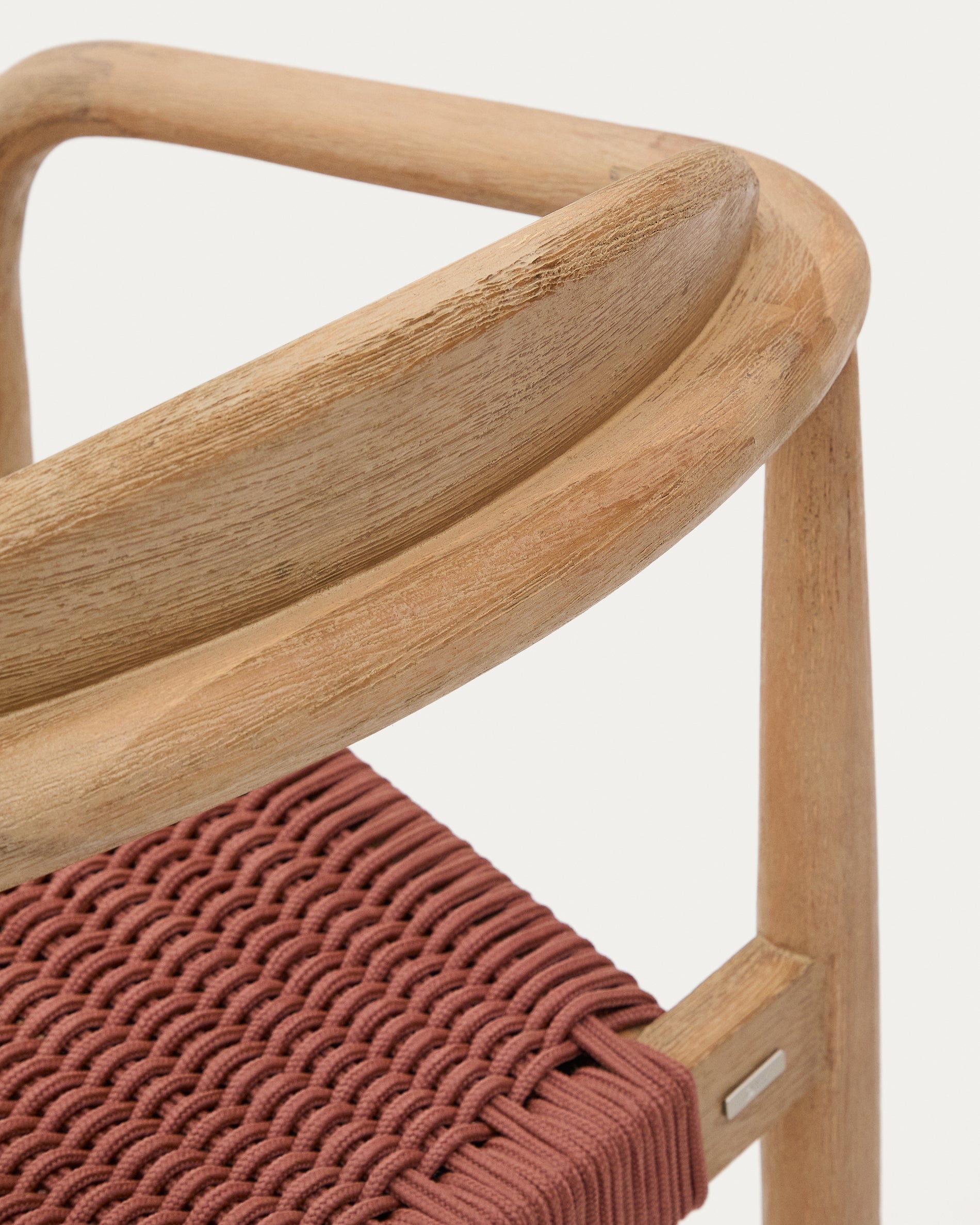 Nina stackable chair in solid acacia wood and terracotta rope seat FSC 100% - Detail