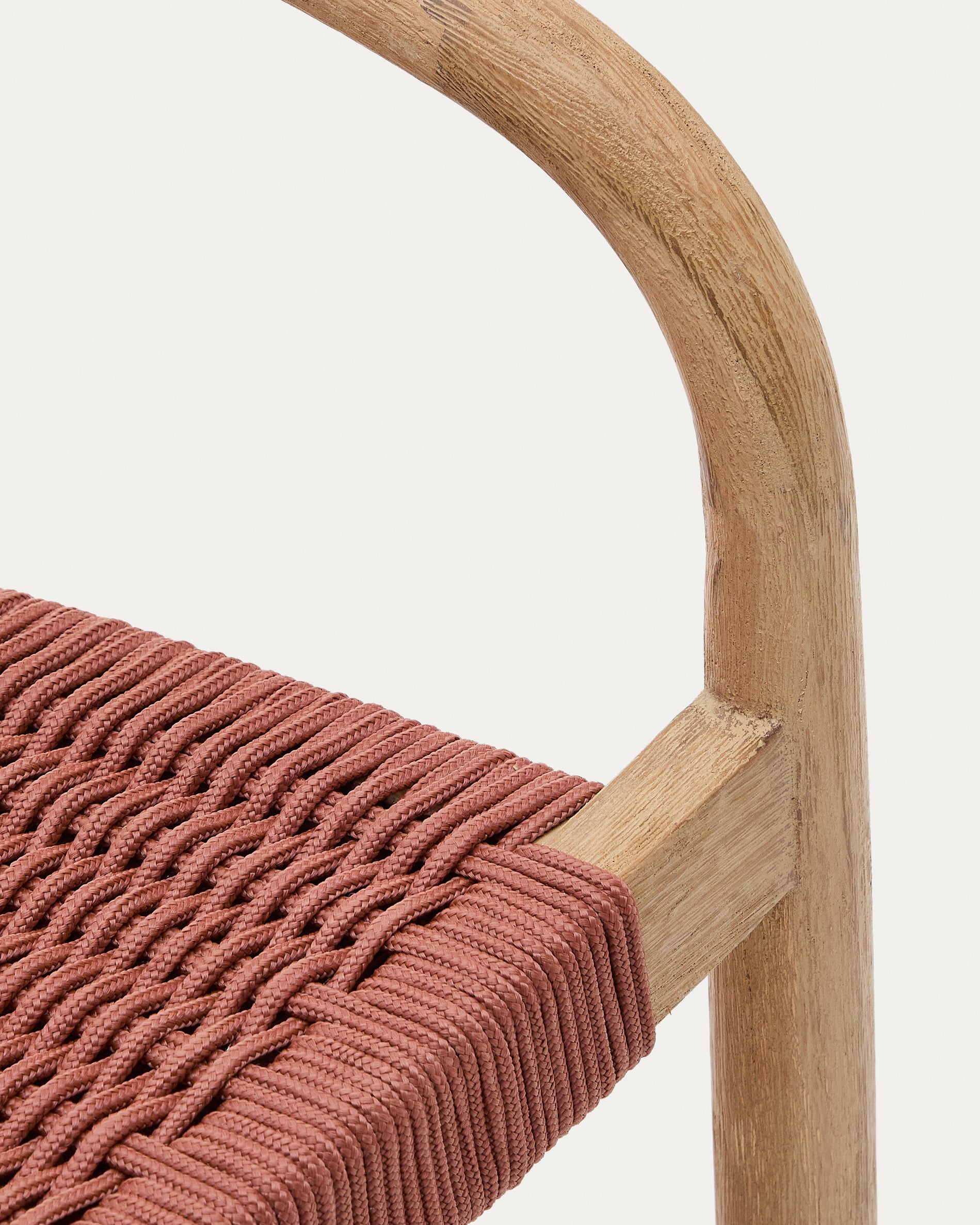 Nina stackable chair in solid acacia wood and terracotta rope seat FSC 100% - Detail