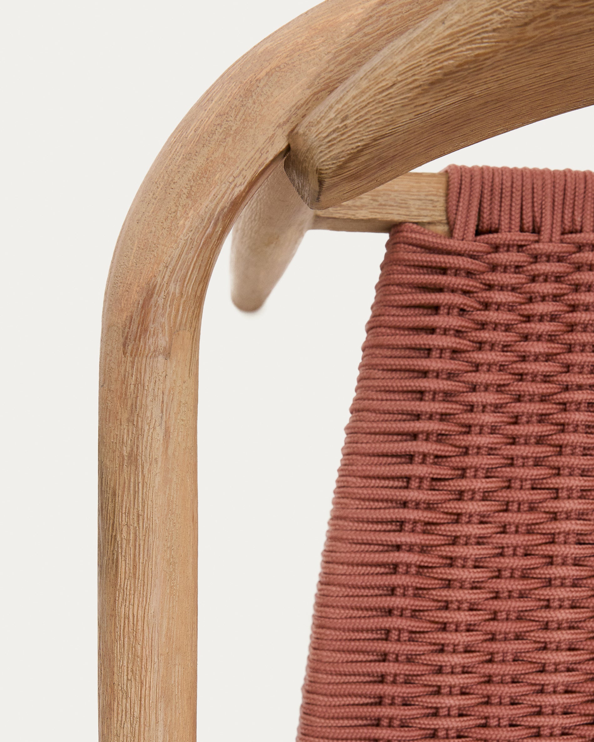 Nina stackable chair in solid acacia wood and terracotta rope seat FSC 100% - Detail