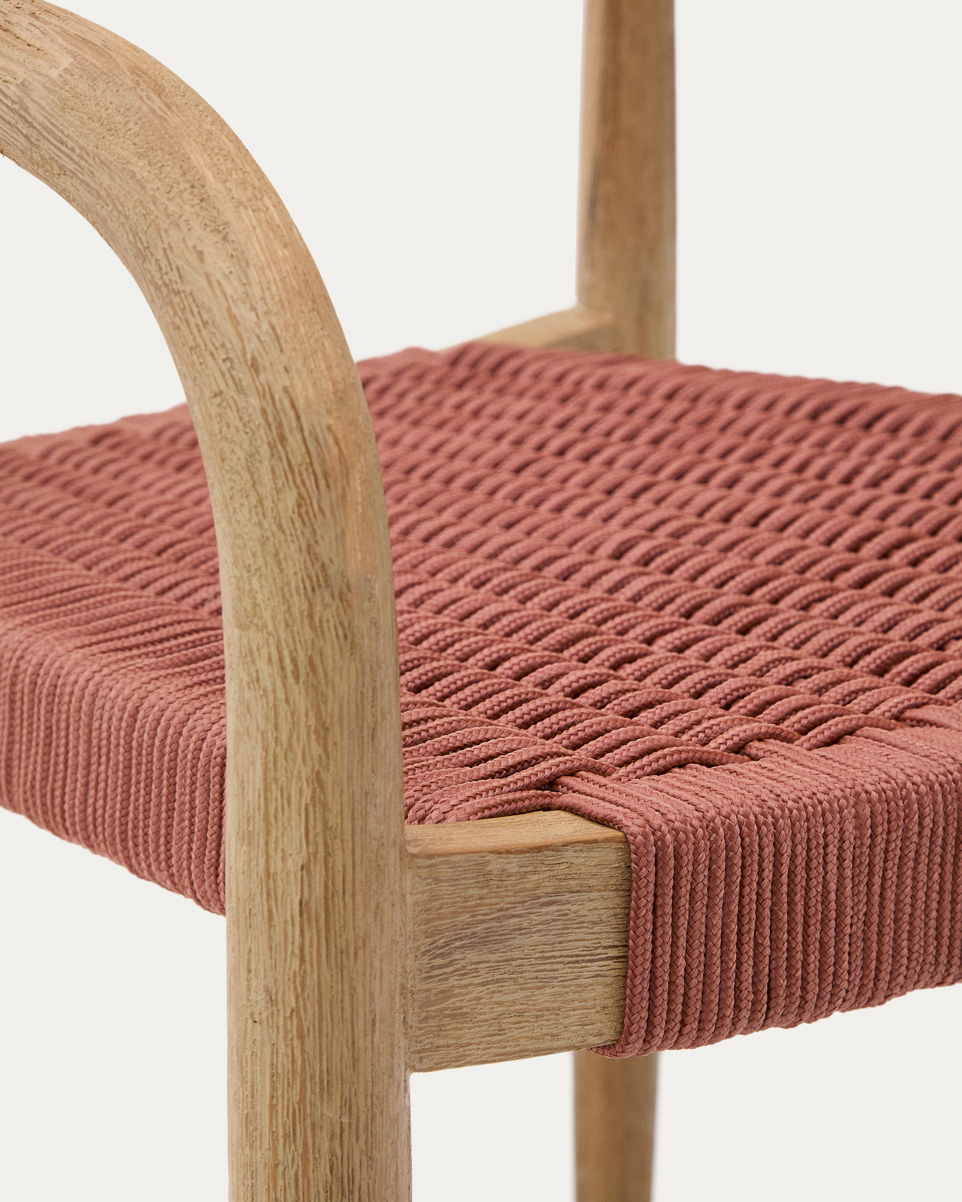 Nina stackable chair in solid acacia wood and terracotta rope seat FSC 100% - Detail