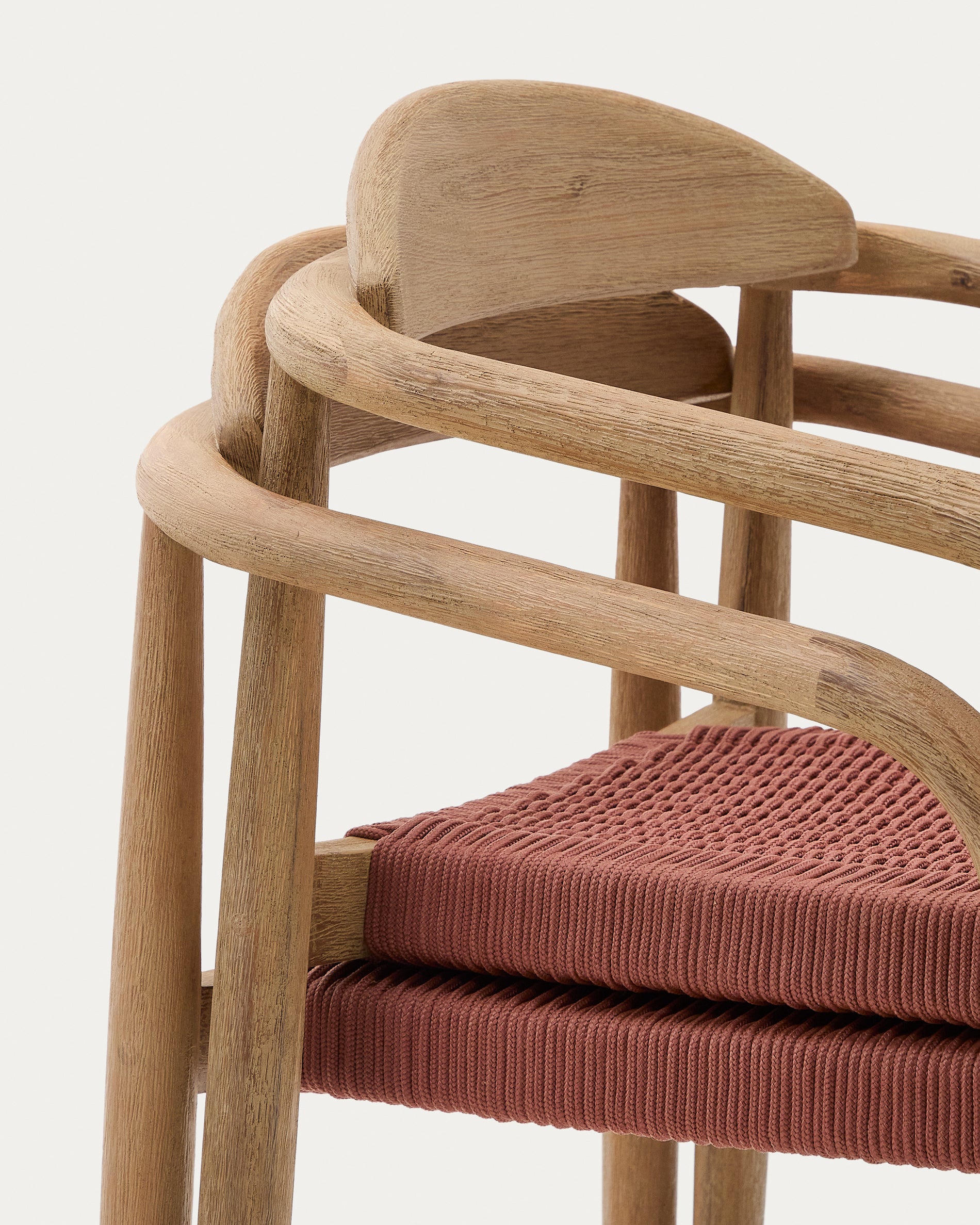 Nina stackable chair in solid acacia wood and terracotta rope seat FSC 100% - Detail