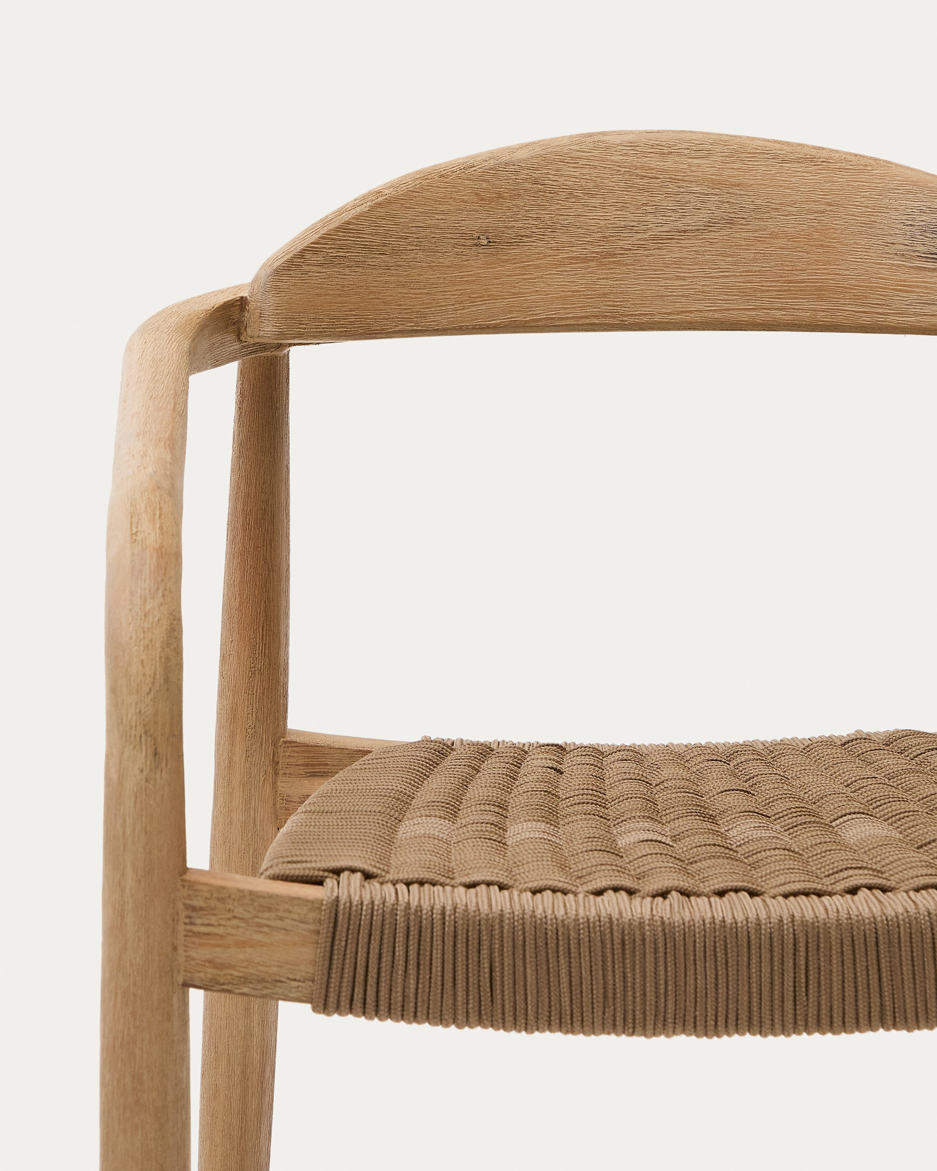 Nina stackable chair in solid acacia wood and beige rope seat FSC 100% - Detail