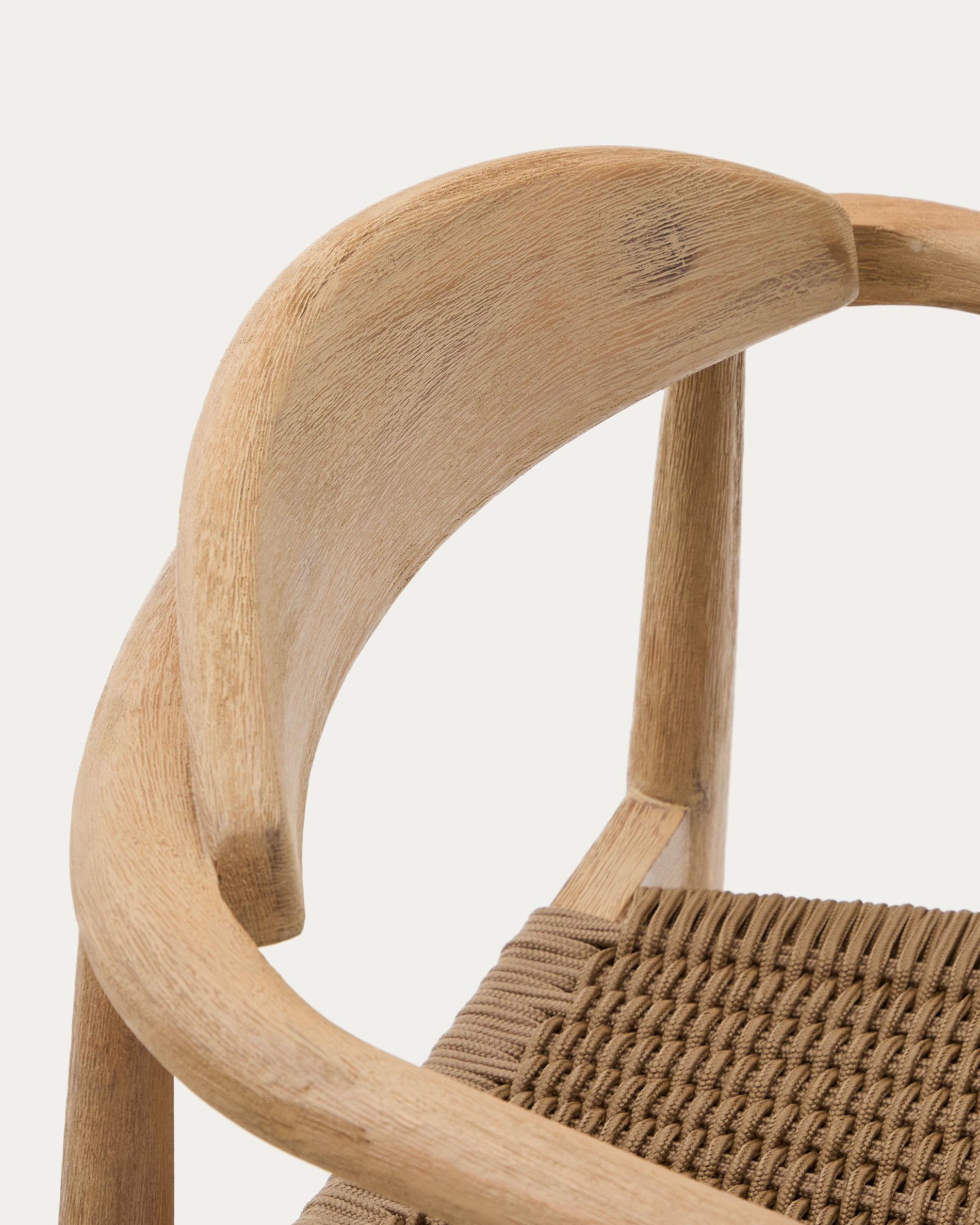 Nina stackable chair in solid acacia wood and beige rope seat FSC 100% - Detail
