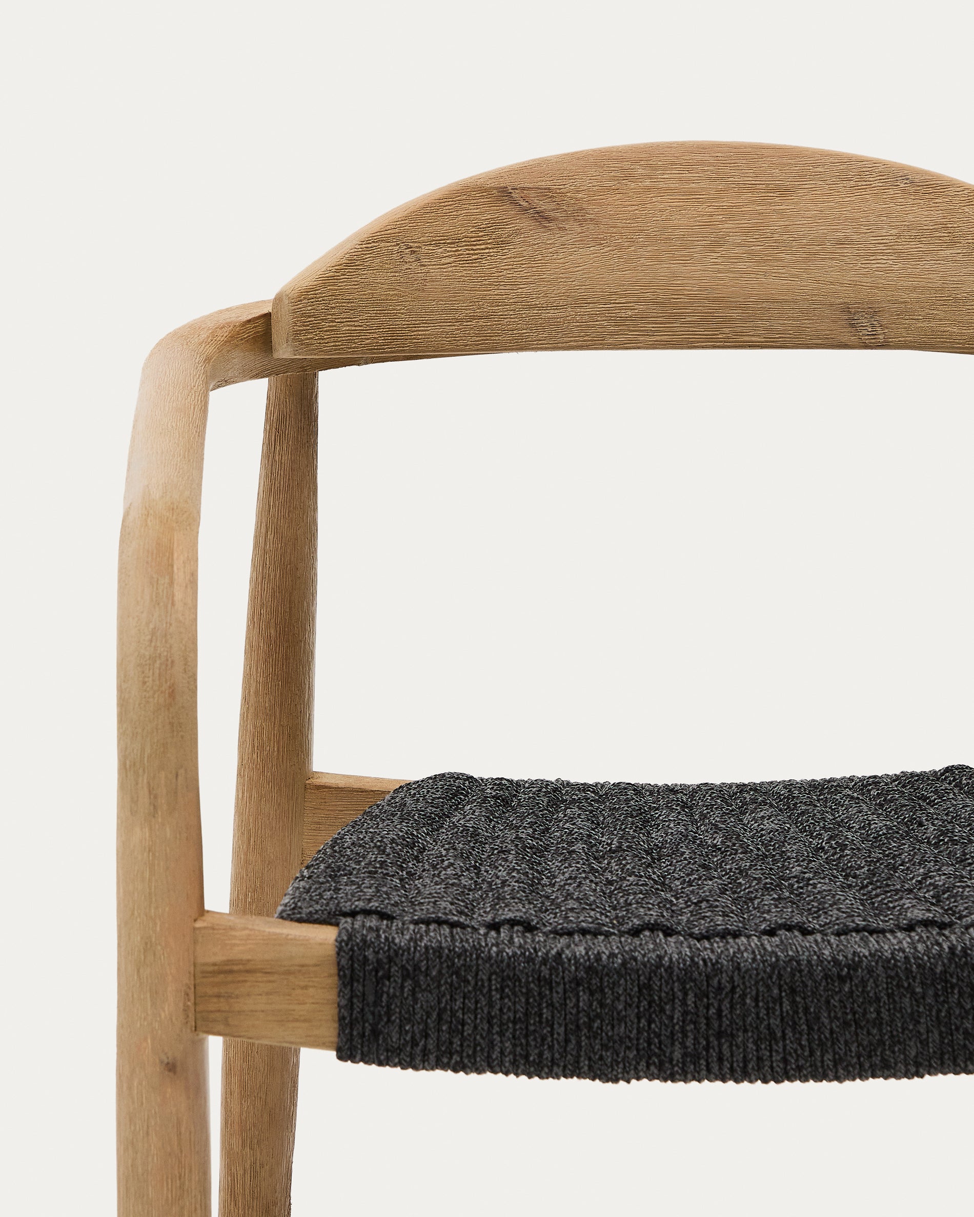 Nina stackable chair in solid acacia wood and black rope seat FSC 100% - Detail