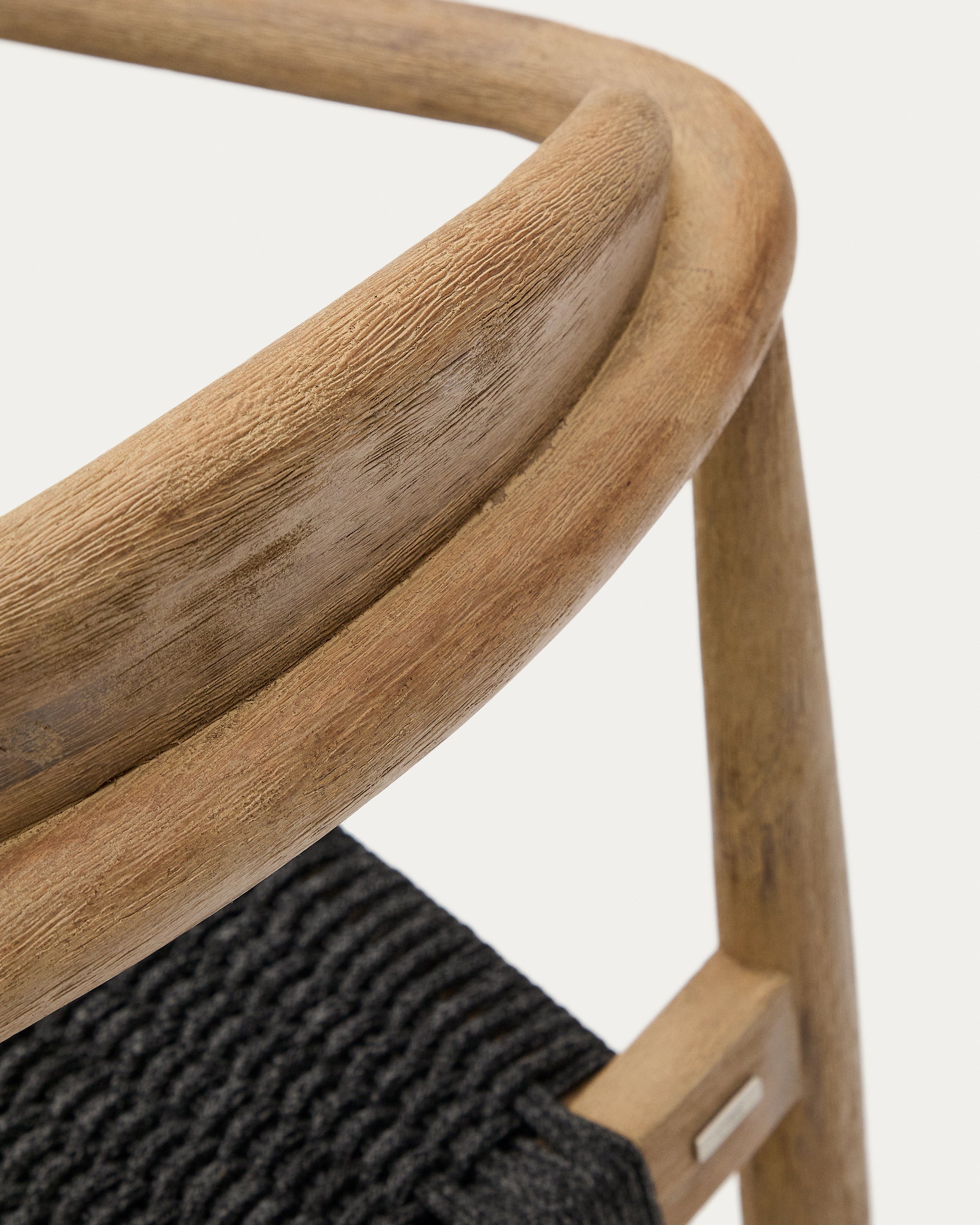 Nina stackable chair in solid acacia wood and black rope seat FSC 100% - Detail