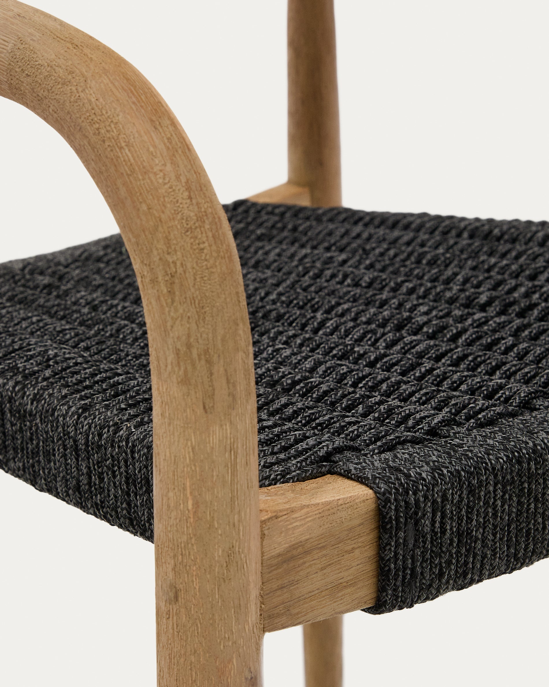 Nina stackable chair in solid acacia wood and black rope seat FSC 100% - Detail