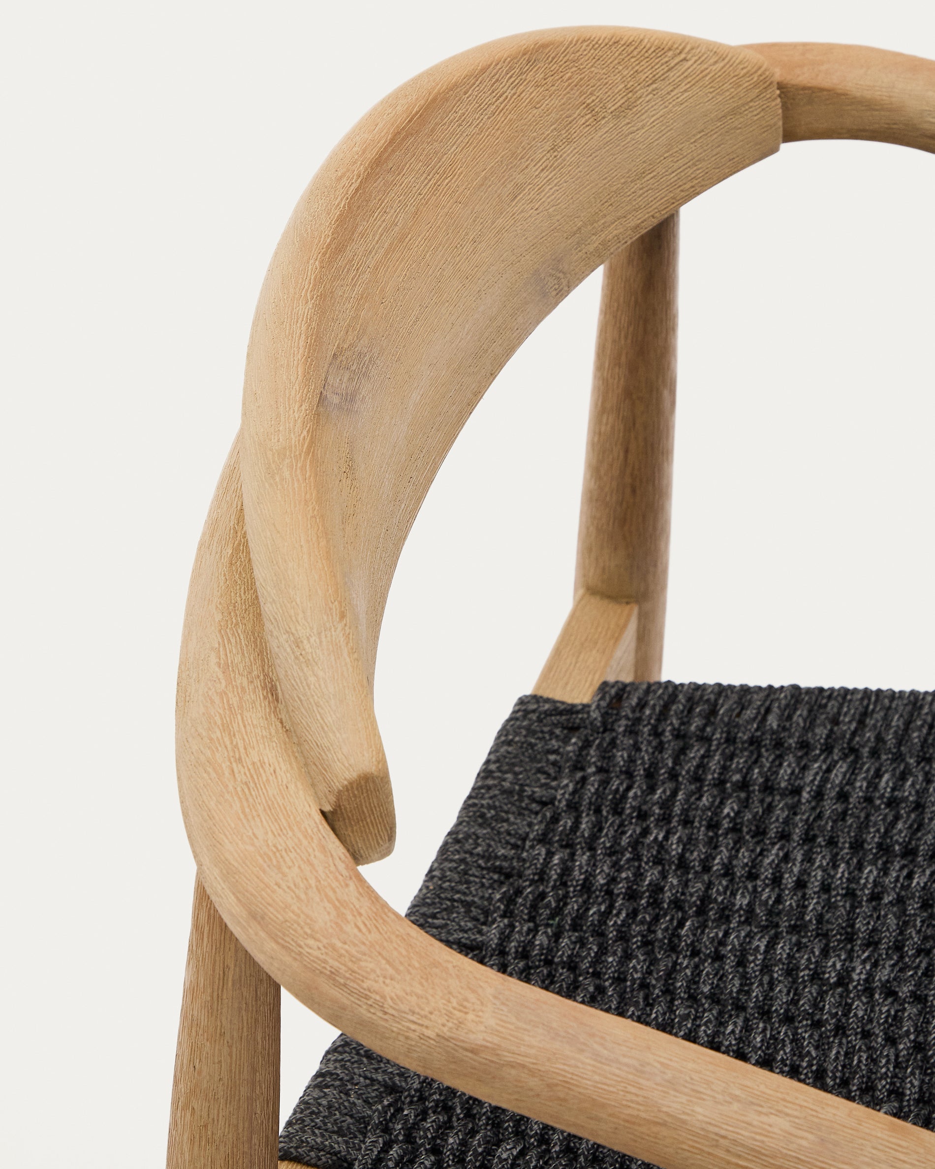 Nina stackable chair in solid acacia wood and black rope seat FSC 100% - Detail