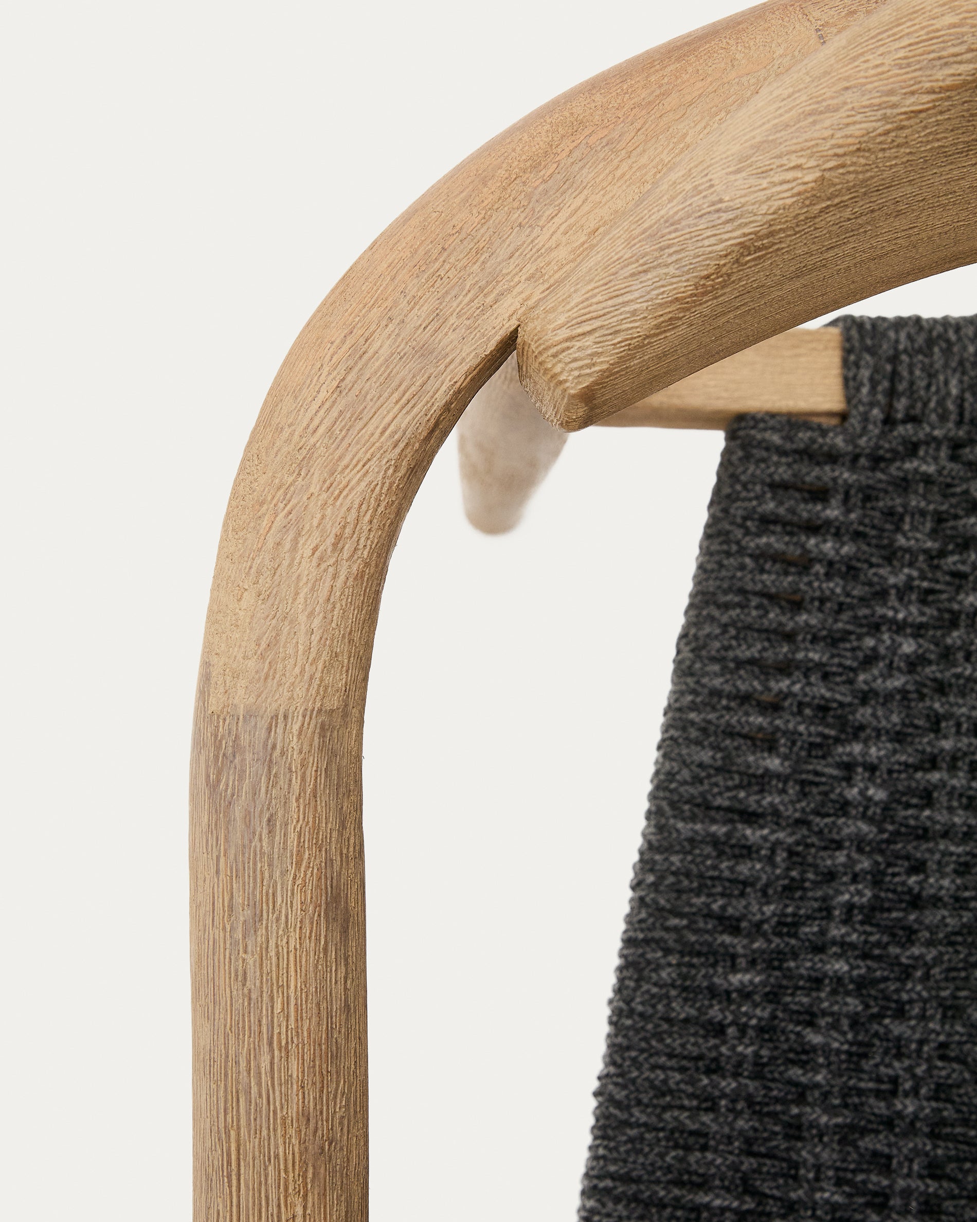 Nina stackable chair in solid acacia wood and black rope seat FSC 100% - Detail