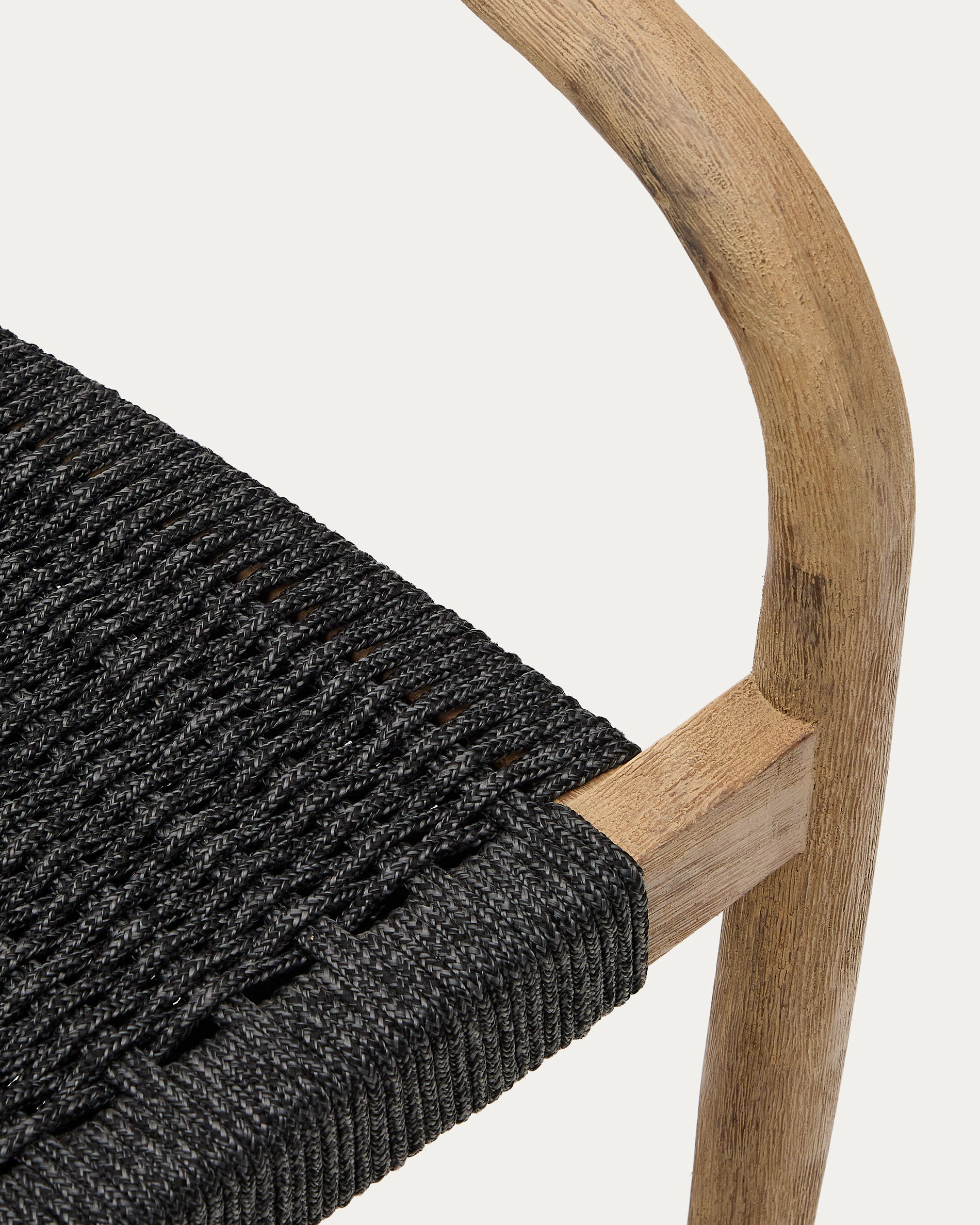 Nina stackable chair in solid acacia wood and black rope seat FSC 100% - Detail