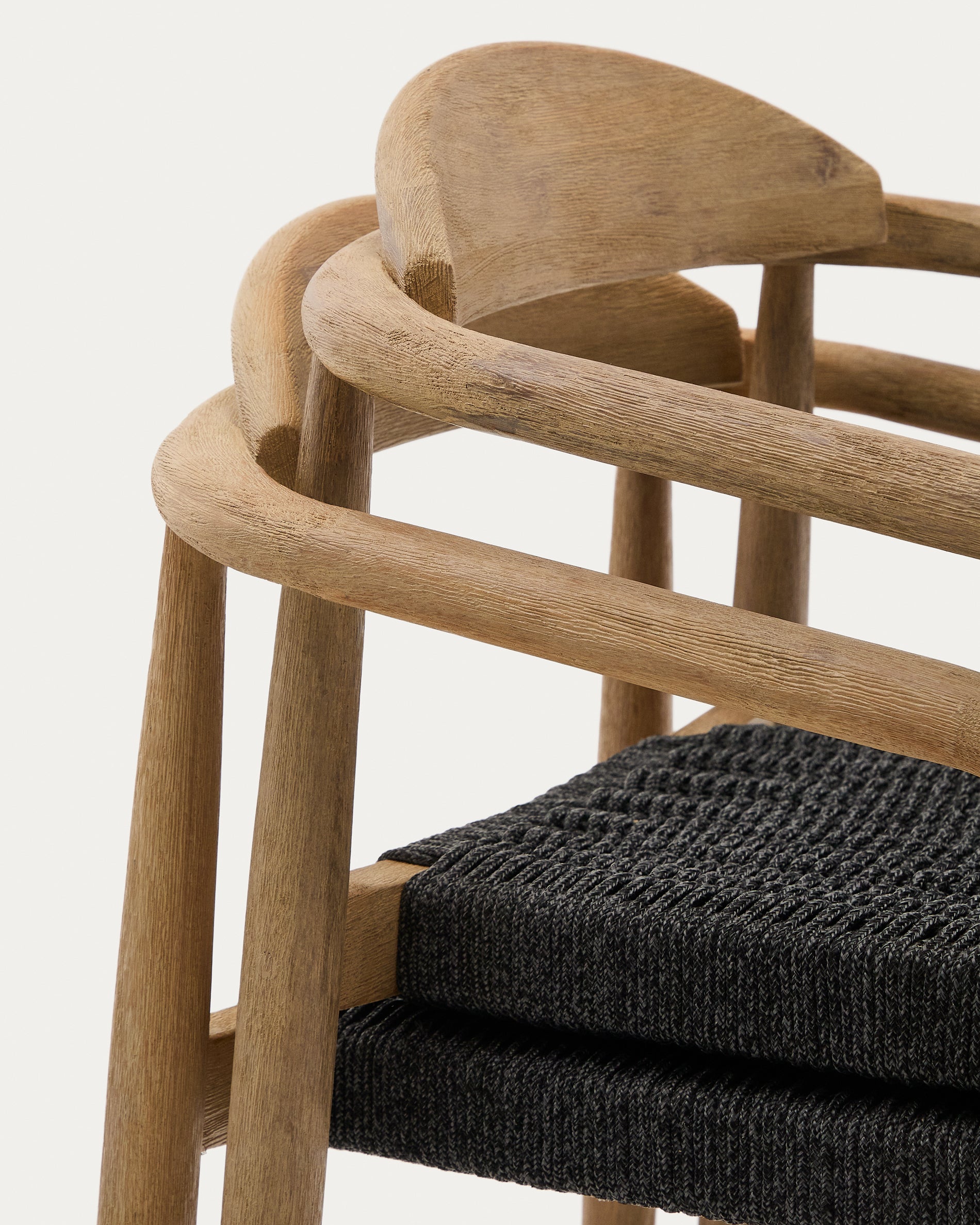 Nina stackable chair in solid acacia wood and black rope seat FSC 100% - Detail